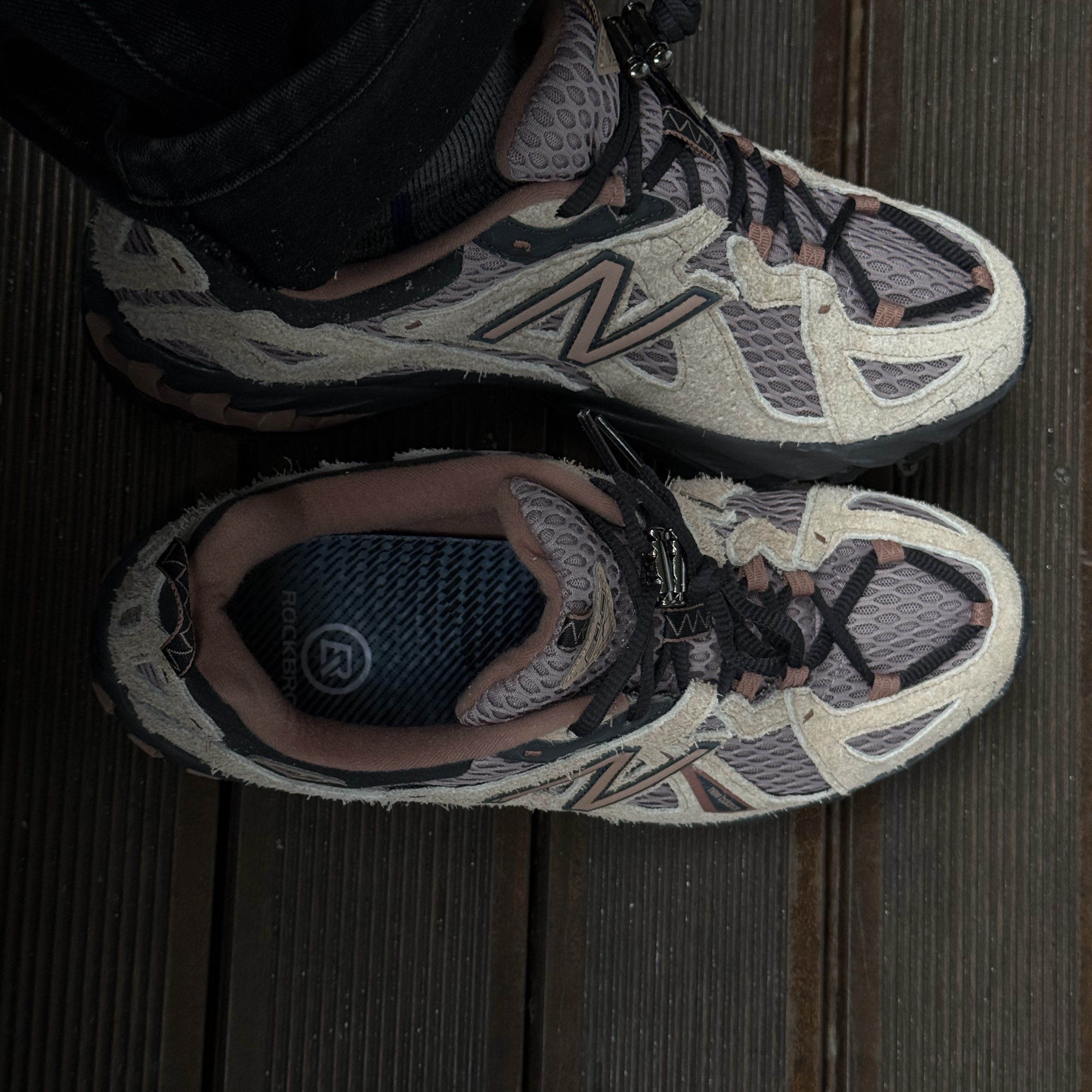 New Balance ML610 Flat Taupe Ice Wine 착용 스타일 - 2