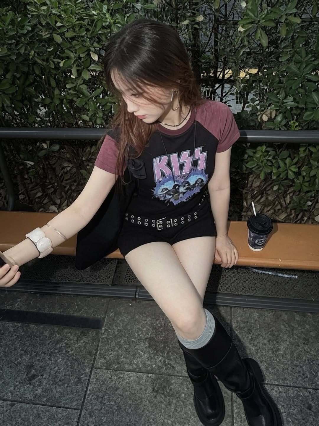 MAINBOOTH X KISS Woman Heart T-shirt Dust Pink 착용 스타일 - 1