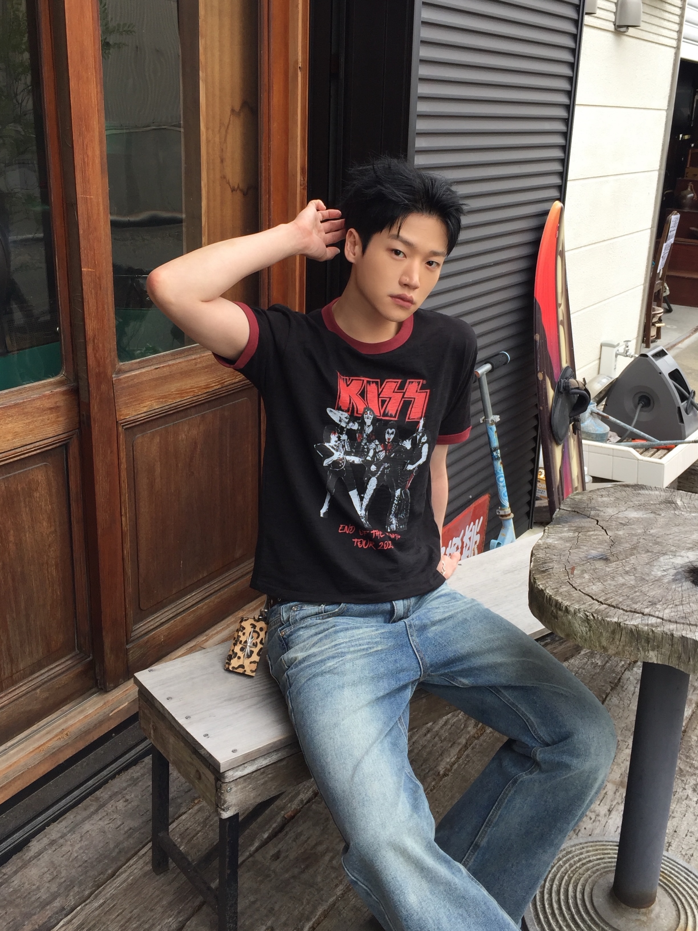 MAINBOOTH X KISS End of the Road T-shirt Black 착용 스타일 - 3