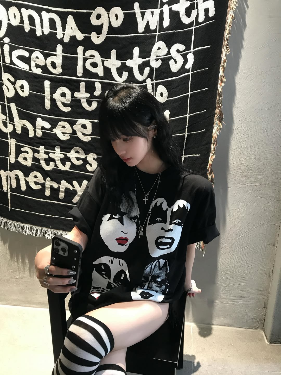 MAINBOOTH X KISS Four Faces Oversized T-shirt Black 착용 스타일 - 4