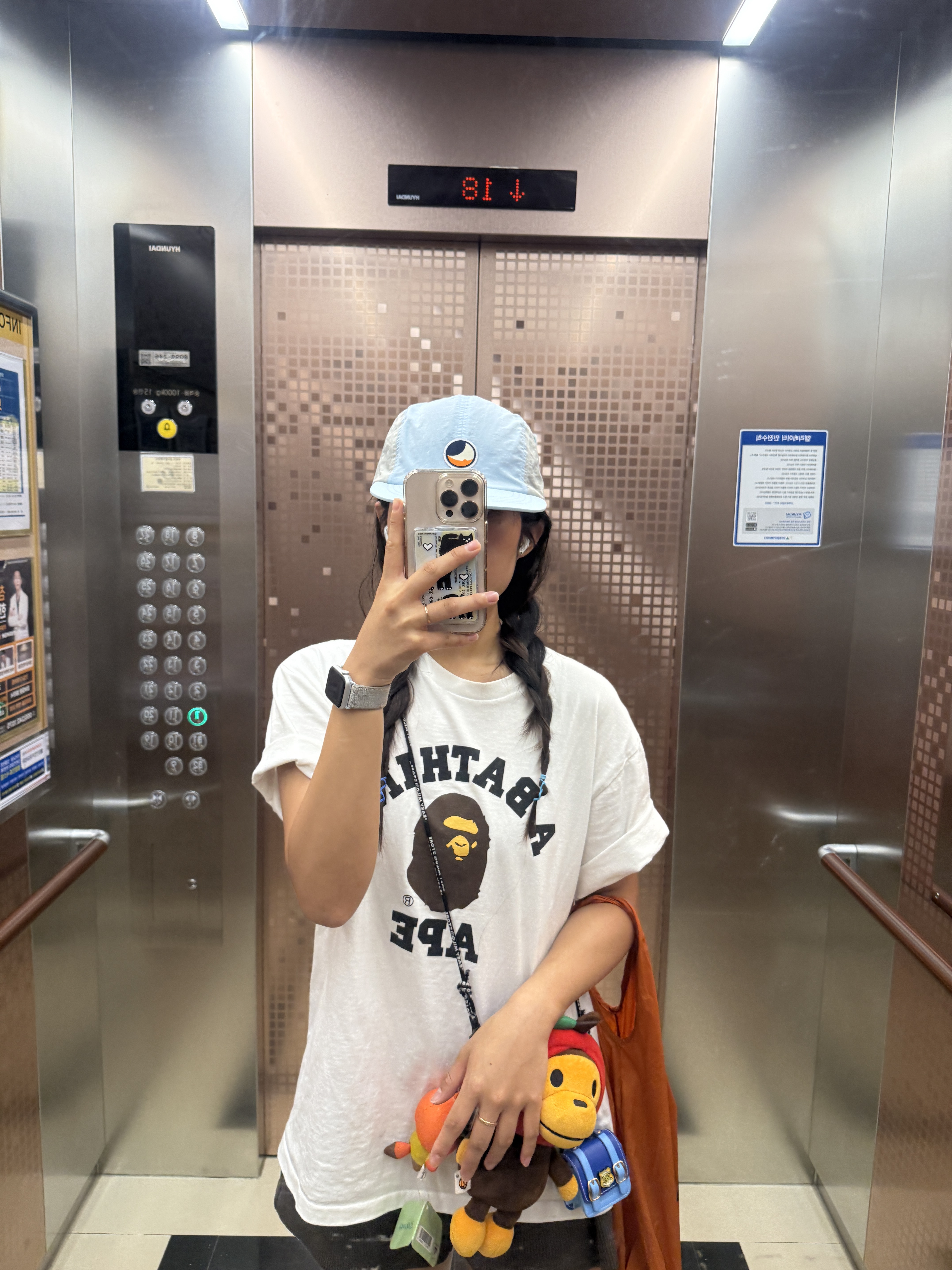 BAPE College T-Shirt White 착용 스타일 - 1