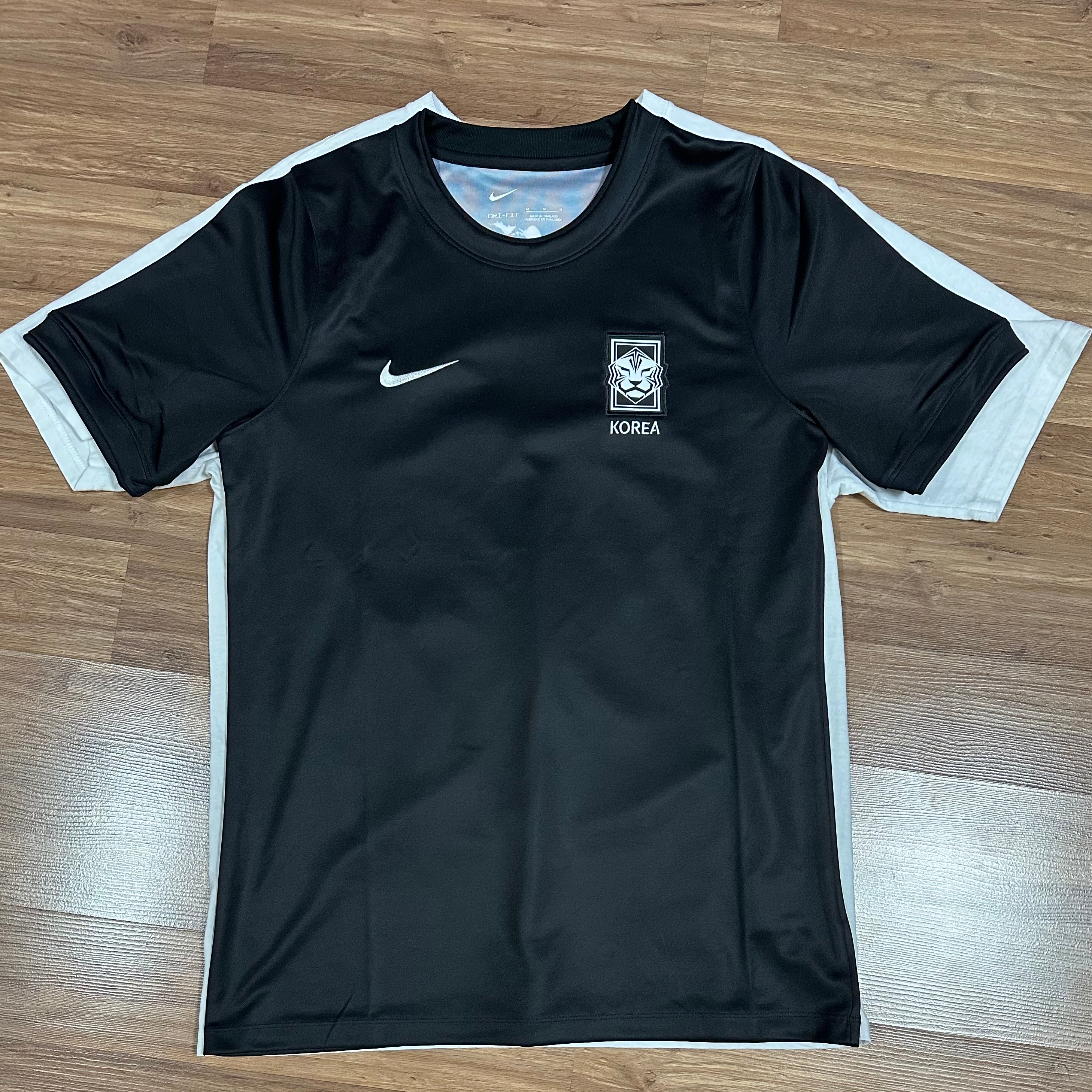 Nike x Peaceminusone Korea Academy Pro Short-Sleeve Football Top Black White (IH1682-010), Stussy Rollers T-Shirt White 착용 스타일 - 3