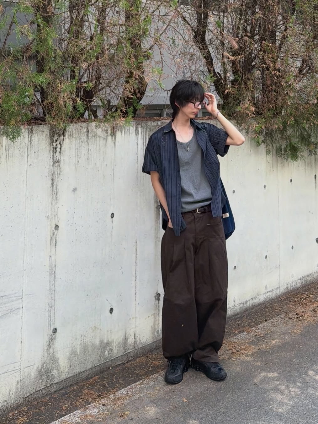 MAINBOOTH Patchwork Roll-up Shirt Navy 착용 스타일 - 1