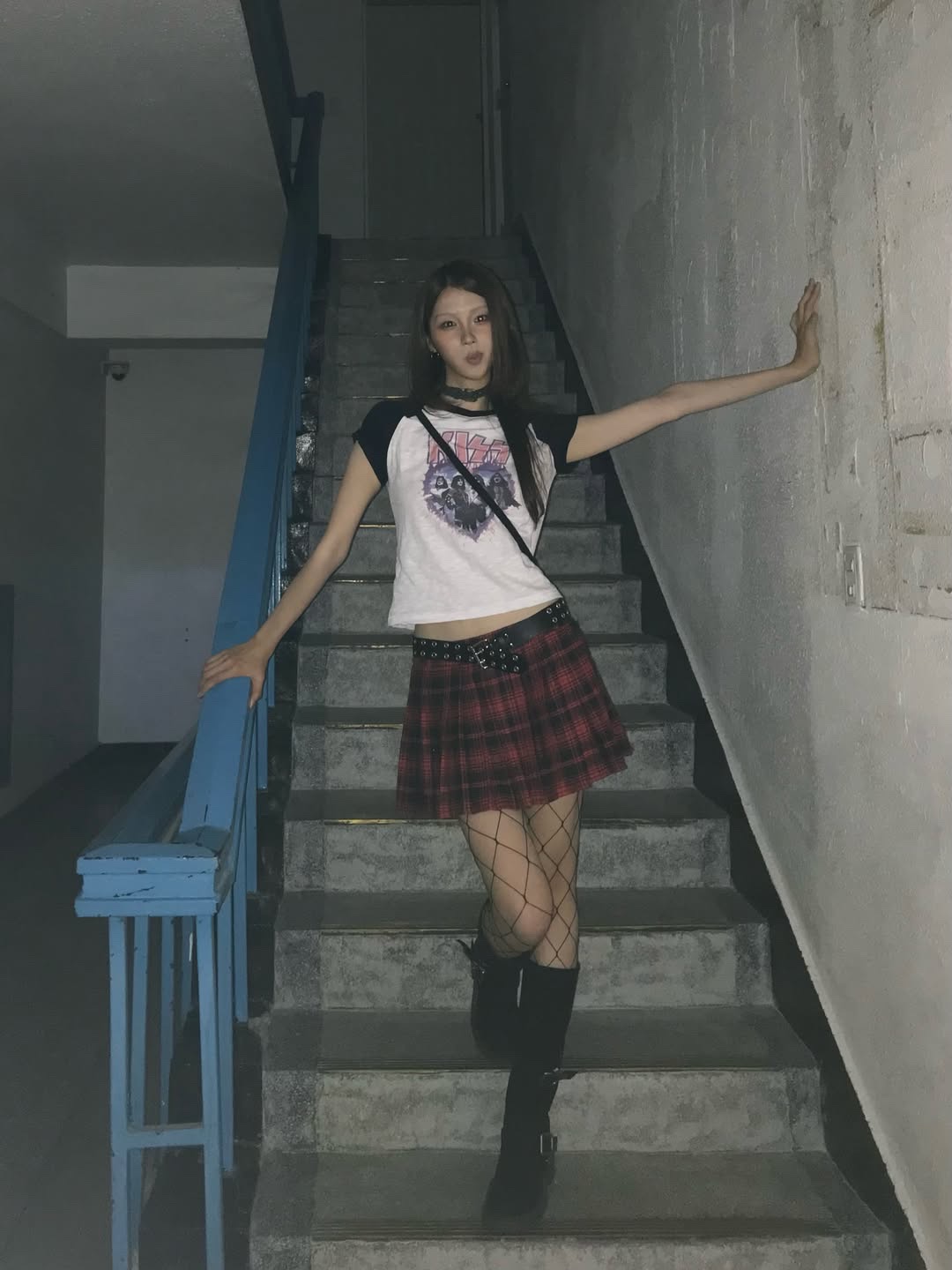 MAINBOOTH X KISS Woman Heart T-shirt White 착용 스타일 - 8
