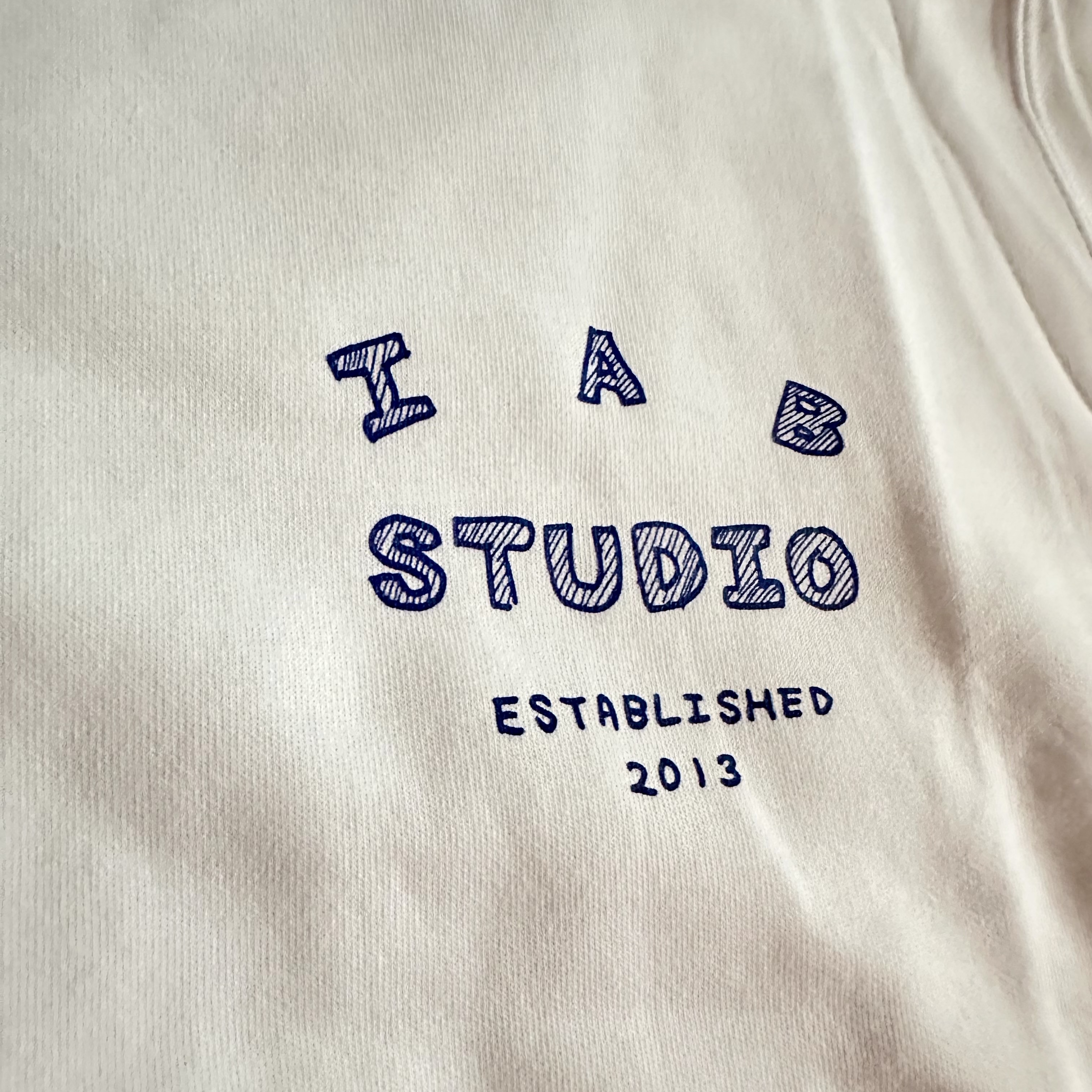 IAB Studio Sketch T-shirt White 착용 스타일 - 2