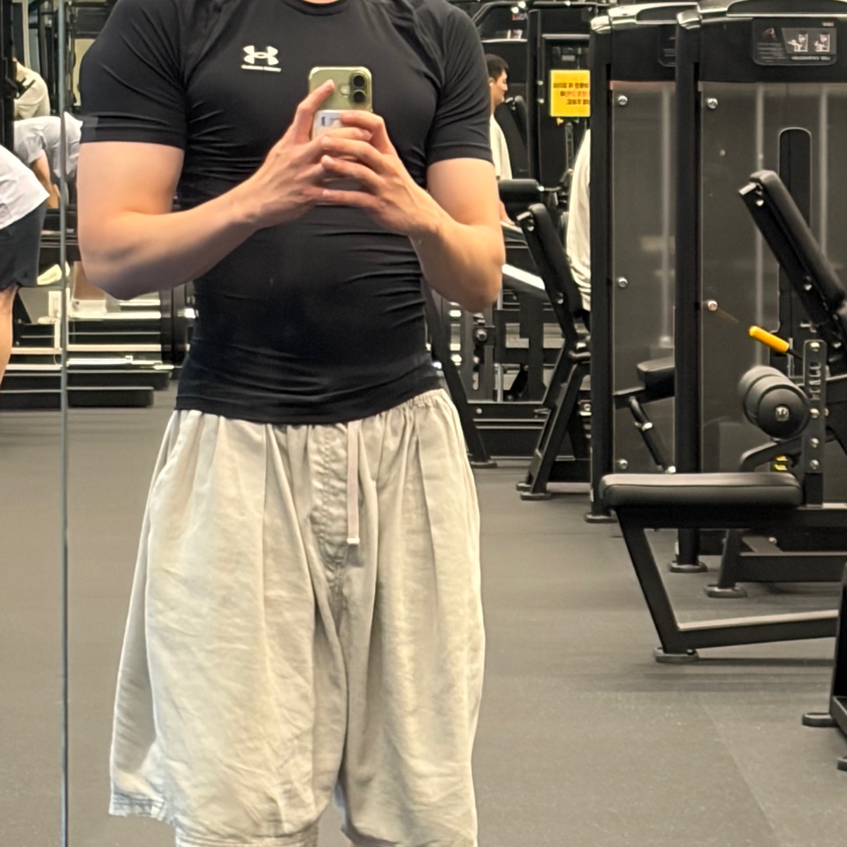 Under Armour HeatGear Short Sleeve Black White 착용 스타일
