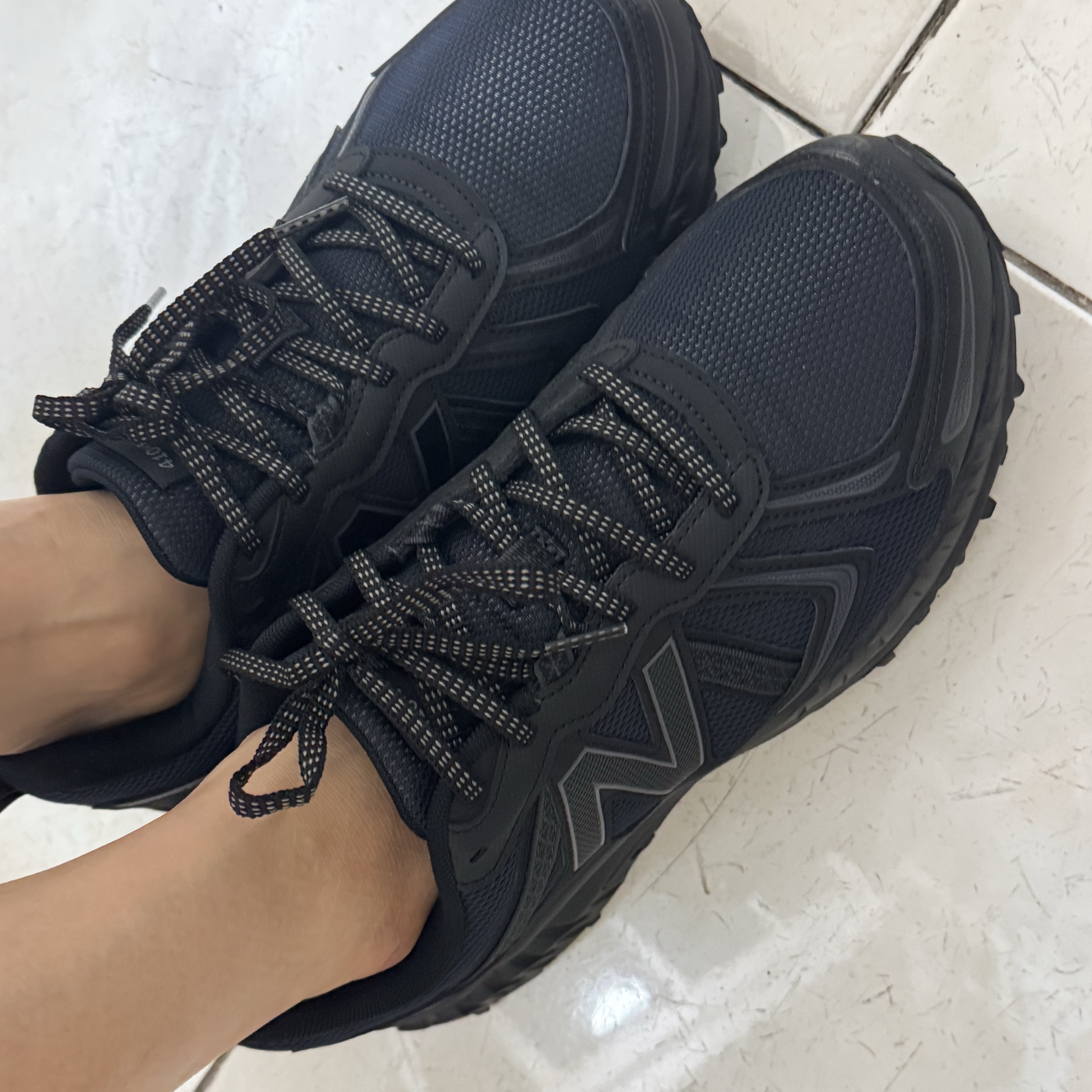 New Balance 410v5 Black - 2E Wide 착용 스타일