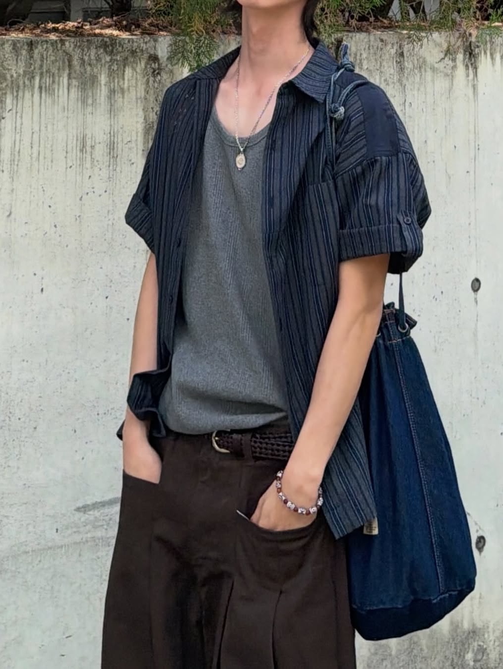 MAINBOOTH Patchwork Roll-up Shirt Navy 착용 스타일 - 2