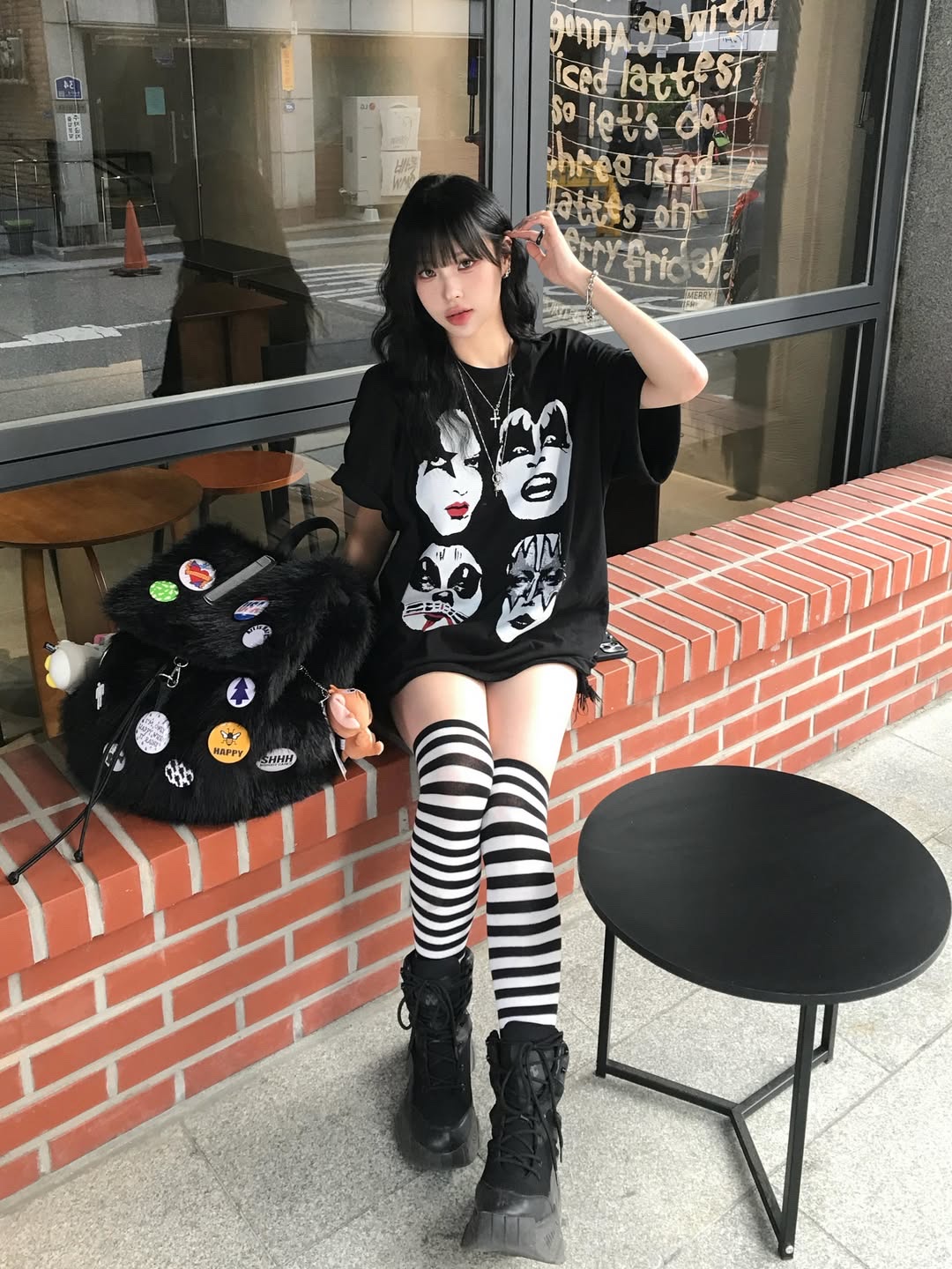 MAINBOOTH X KISS Four Faces Oversized T-shirt Black 착용 스타일 - 2