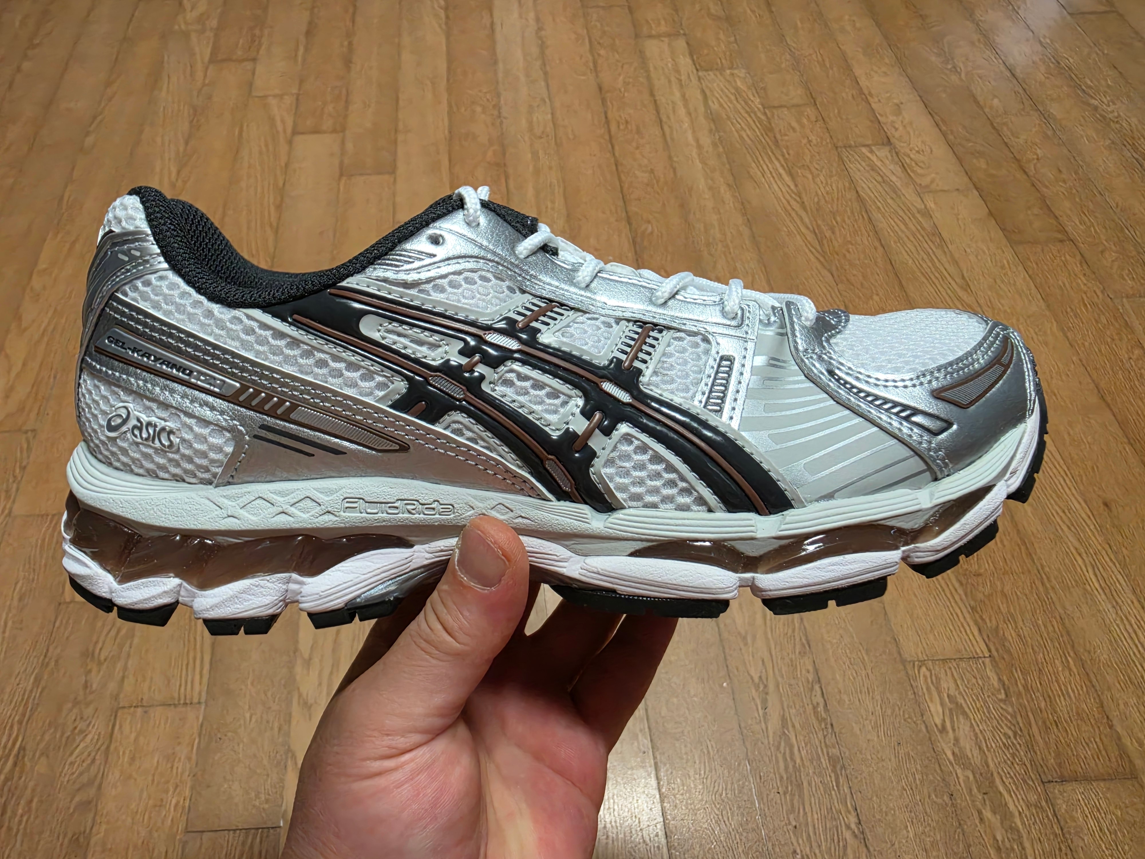 Asics Gel-Kayano 12.1 White Graphite Grey, Asics Gel-Kayano 14 Cream Black 착용 스타일 - 3
