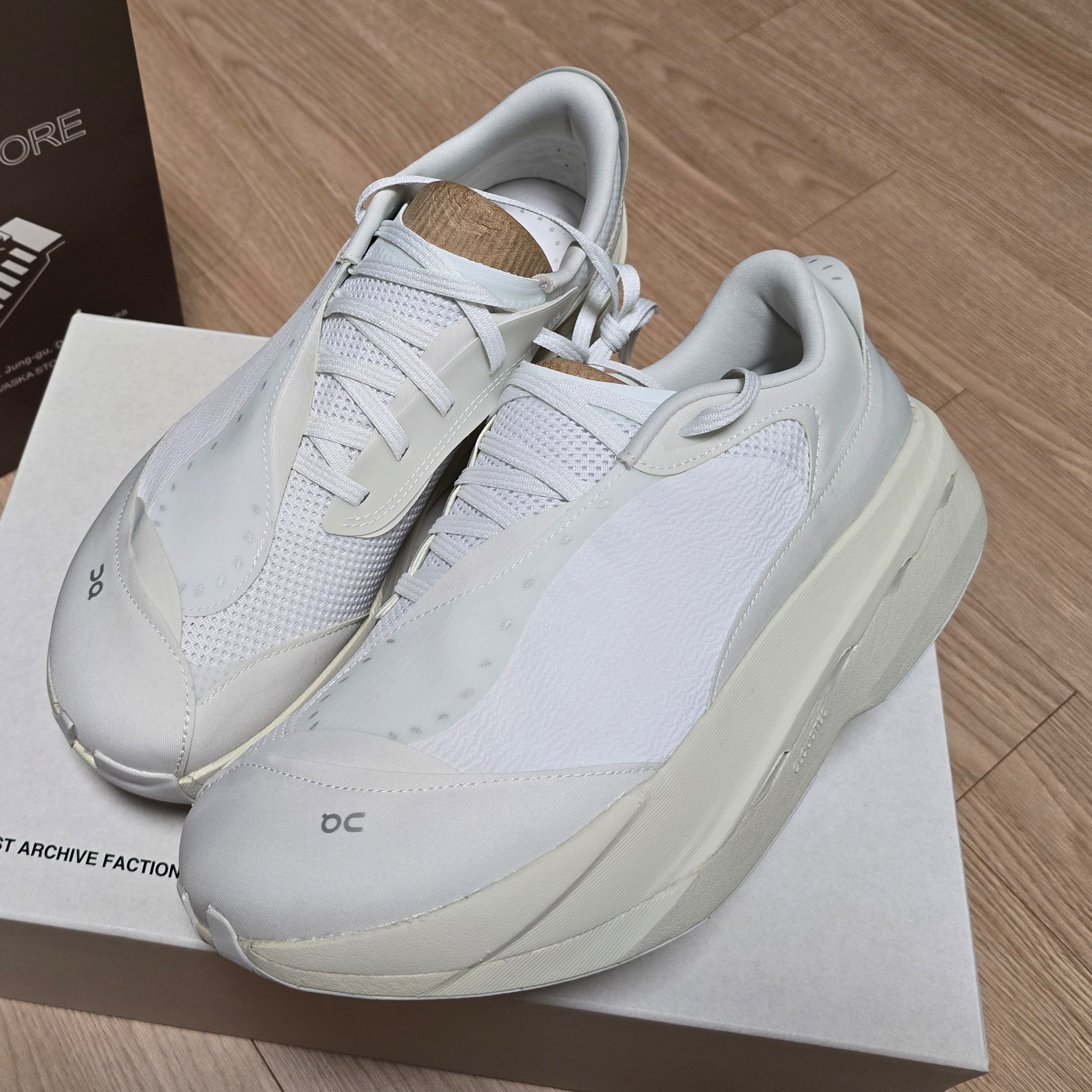 On Running x Post Archive Faction (Paf) Cloudboom Volt White Gale 착용 스타일
