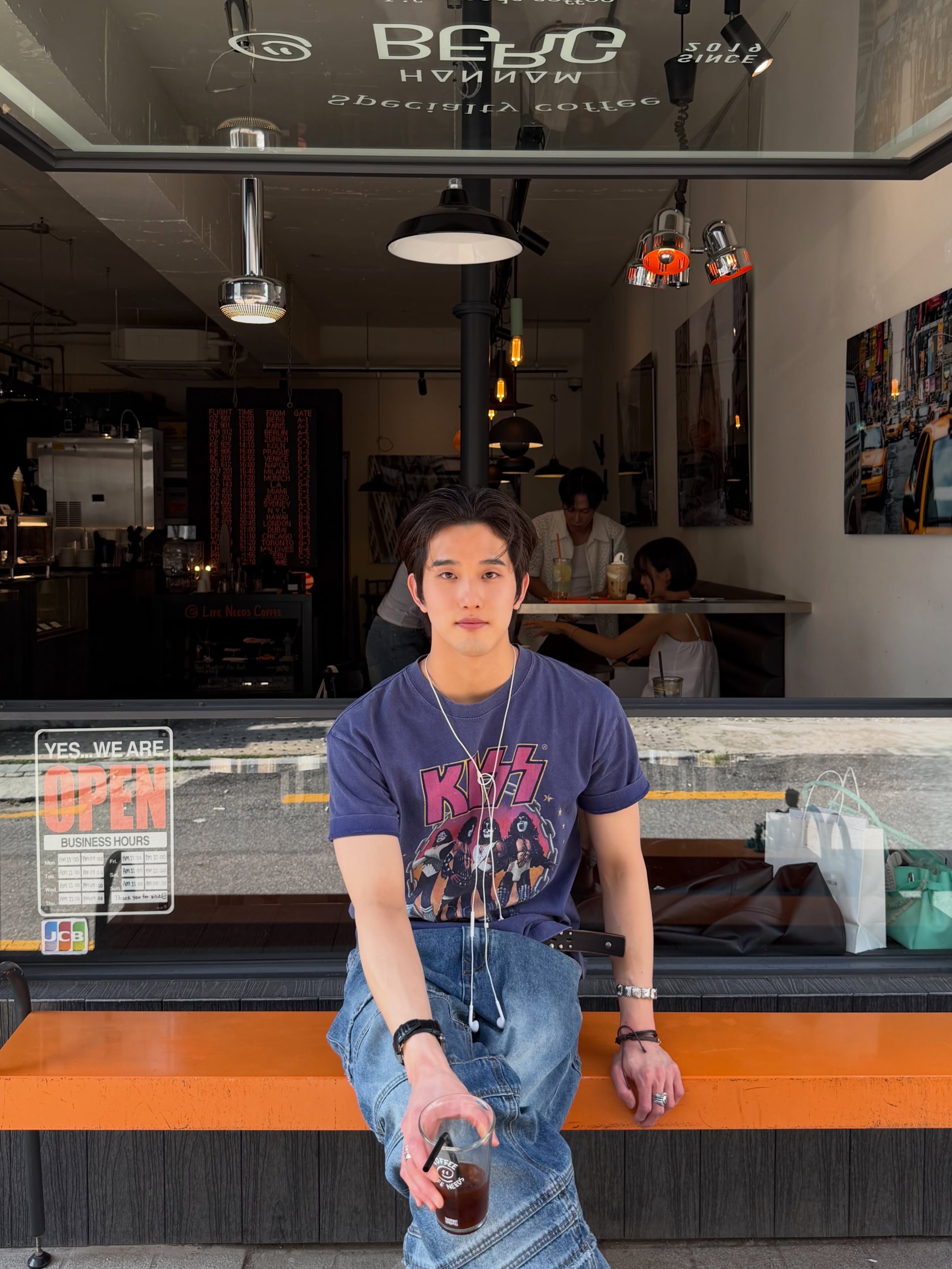 MAINBOOTH X KISS Love Gun T-shirt Deep Purple 착용 스타일 - 6