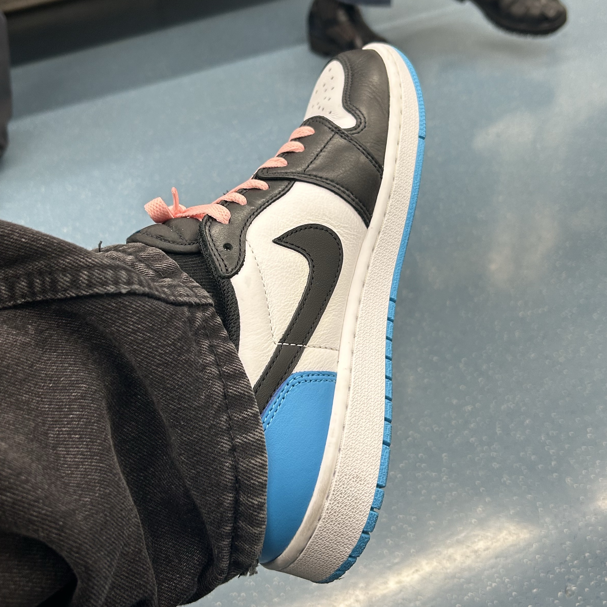 Jordan 1 Retro Low OG Black and Dark Powder Blue 착용 스타일