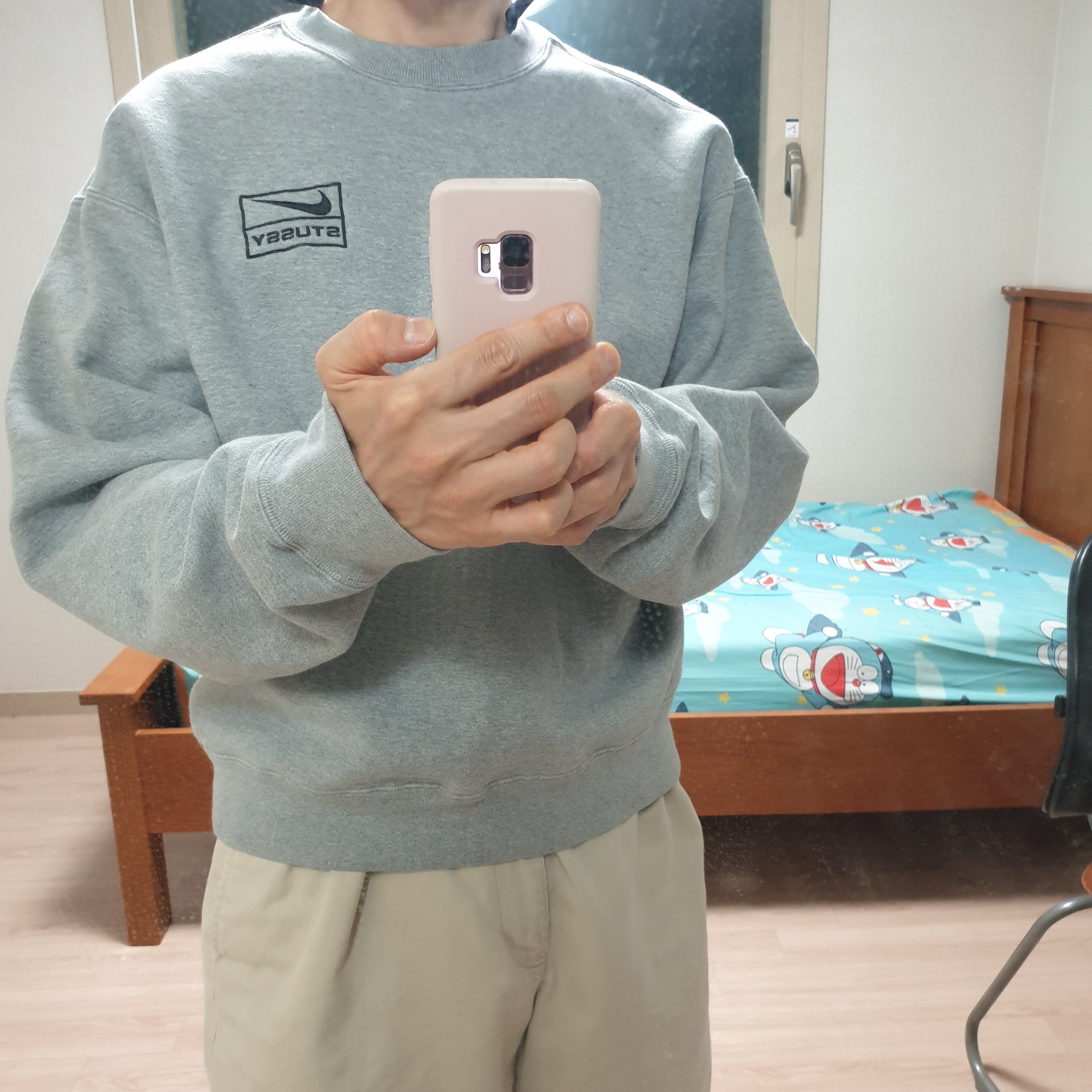 Nike x Stussy NRG RA Washed Pullover Hoodie Black (DN4028-010), Nike x Stussy NRG Fleece Crewneck Dark Grey Heather (DO9337-063) 착용 스타일 - 2