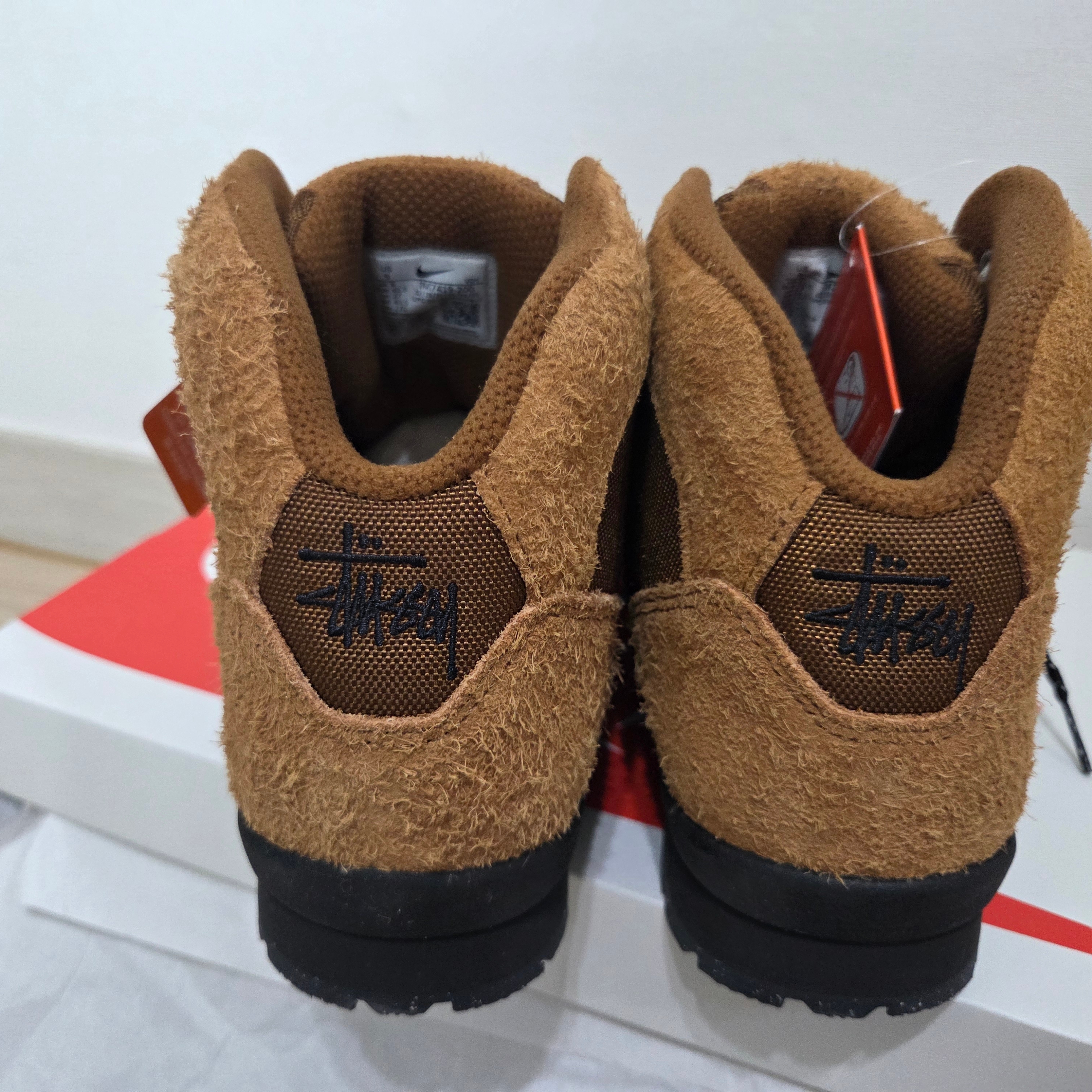 Nike x Stussy Air Baltoro Light British Tan and Black 착용 스타일 - 3