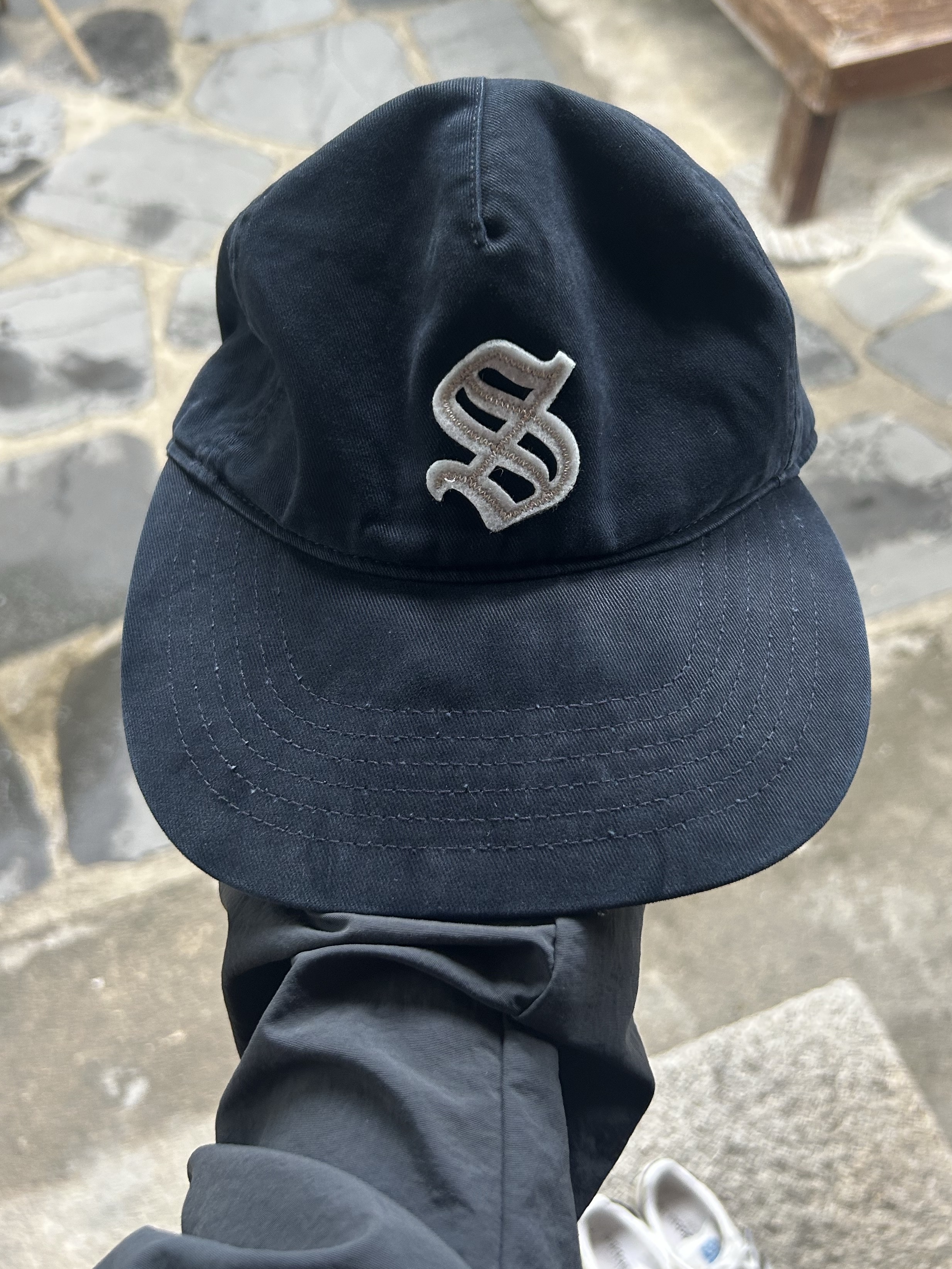 Sunday Ceremony Old English Applique Logo Cap - Navy 착용 스타일 - 2