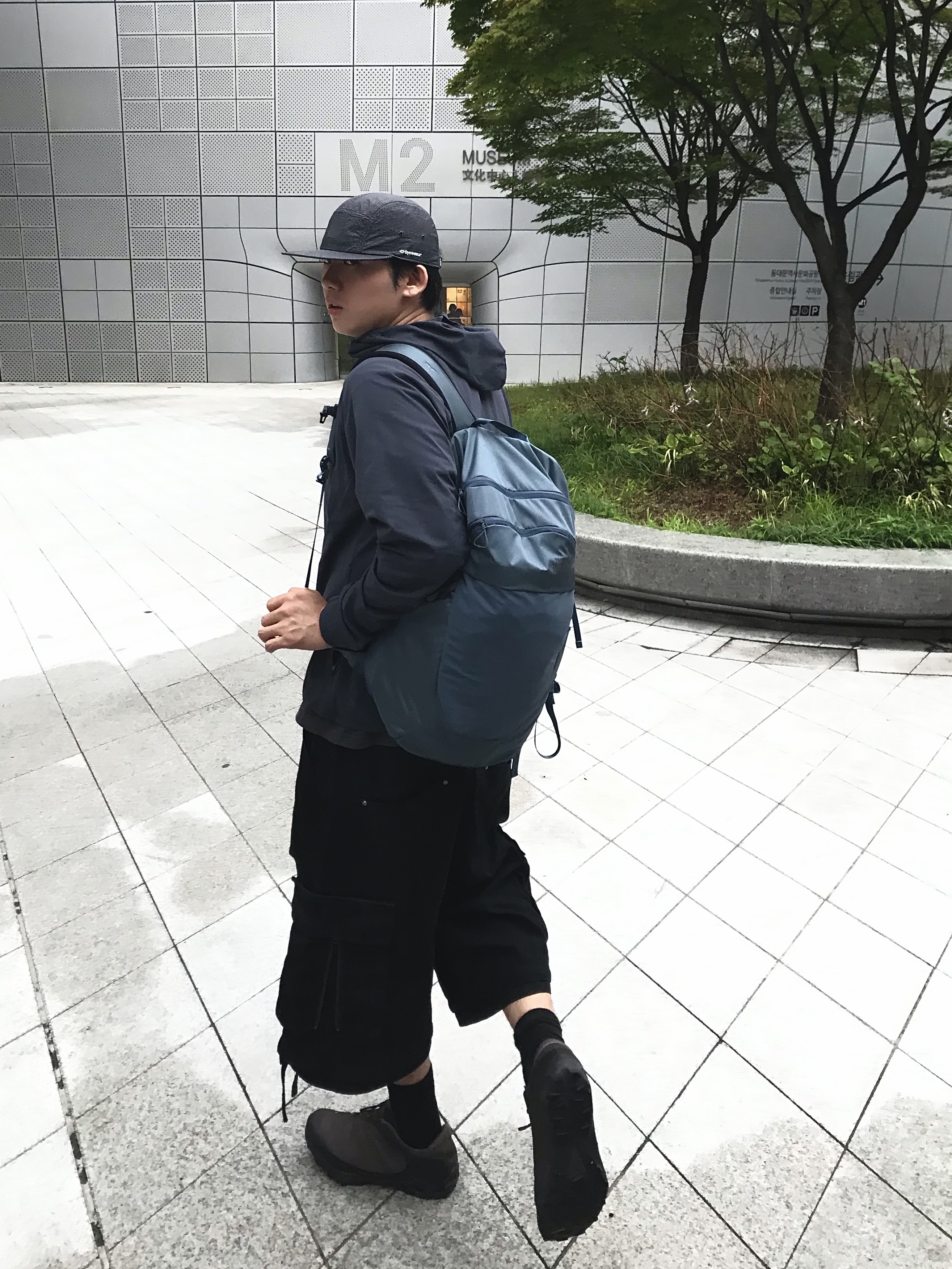 Uniqlo Dry EX UV Protection Full Zip Hoodie Gray, Uniqlo U Crewneck T-Shirt Gray 착용 스타일 - 2