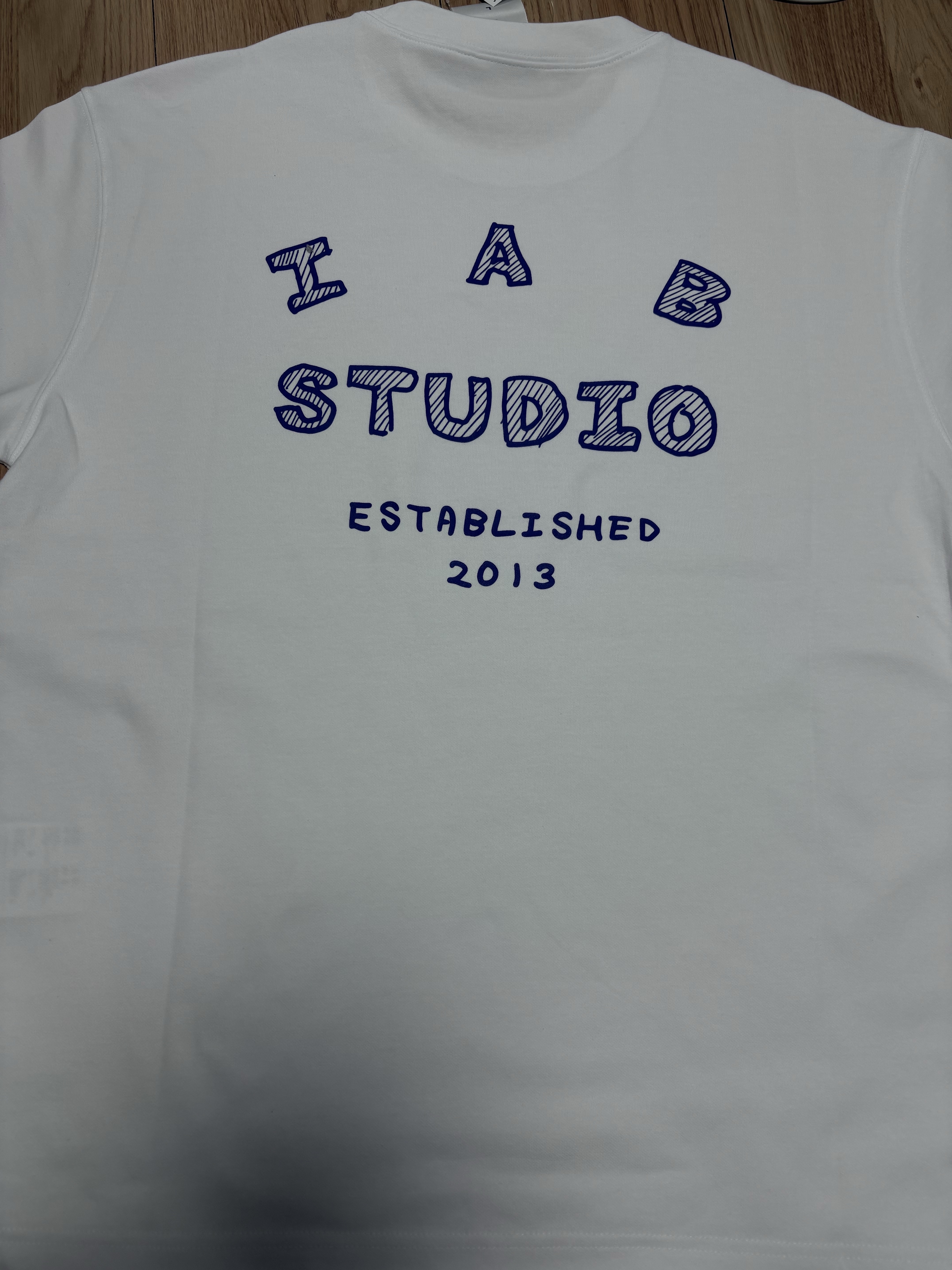 IAB Studio Sketch T-shirt White 착용 스타일 - 5