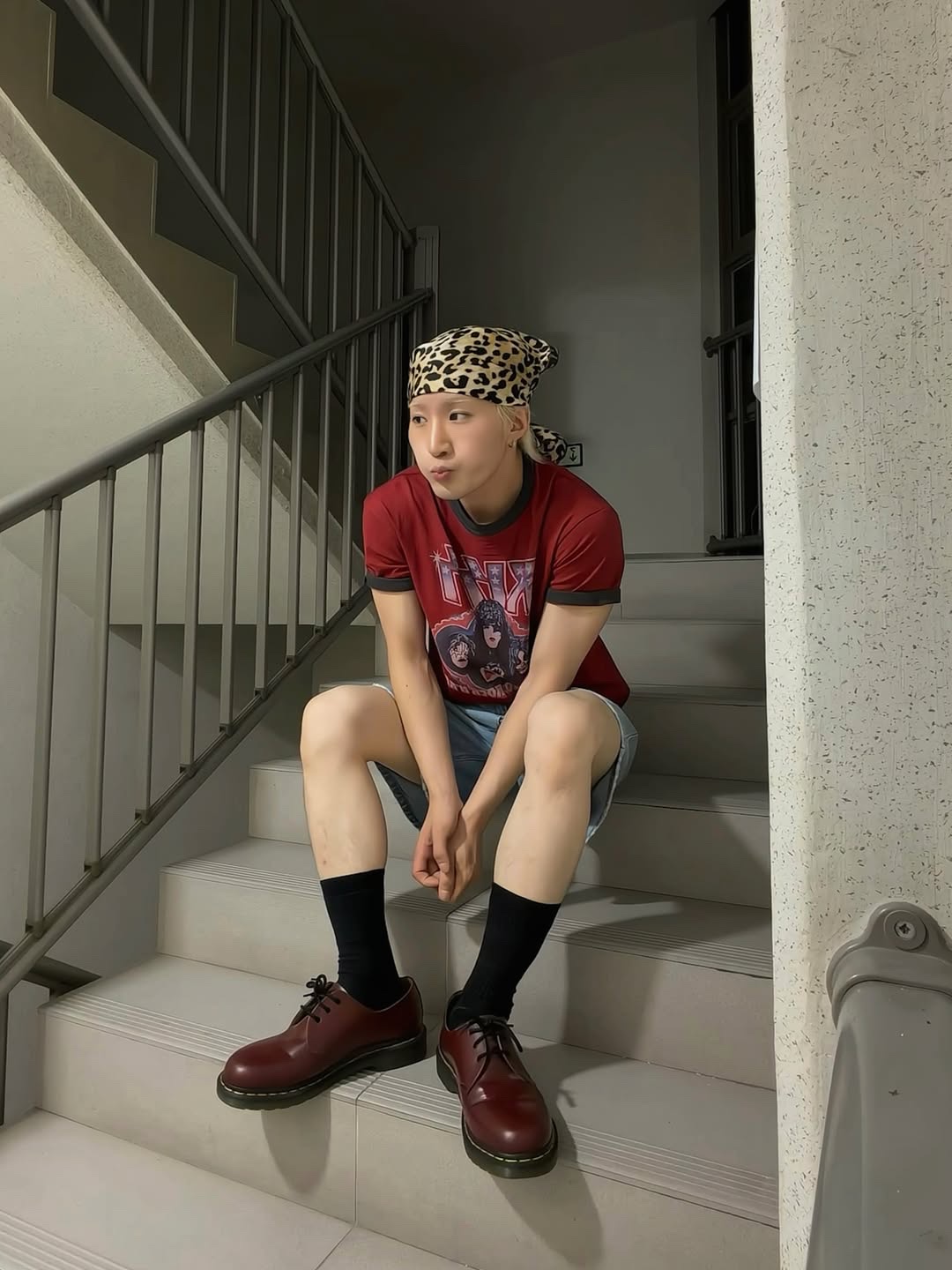 MAINBOOTH X KISS USA Logo T-shirt Red 착용 스타일 - 3