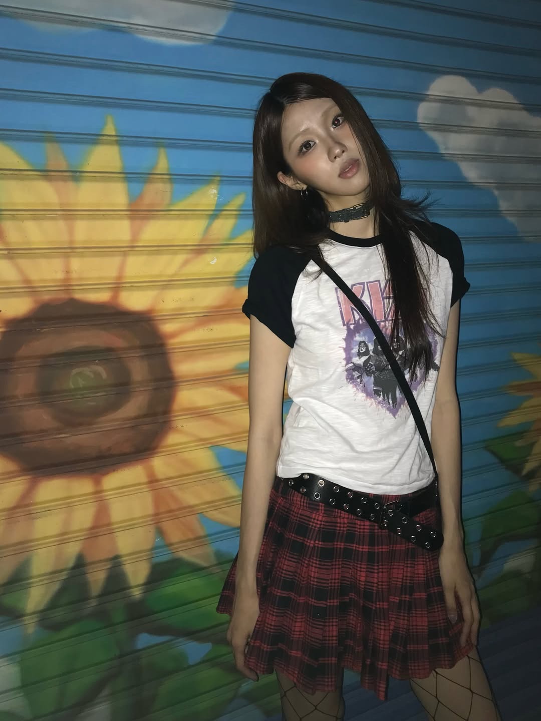 MAINBOOTH X KISS Woman Heart T-shirt White 착용 스타일 - 6