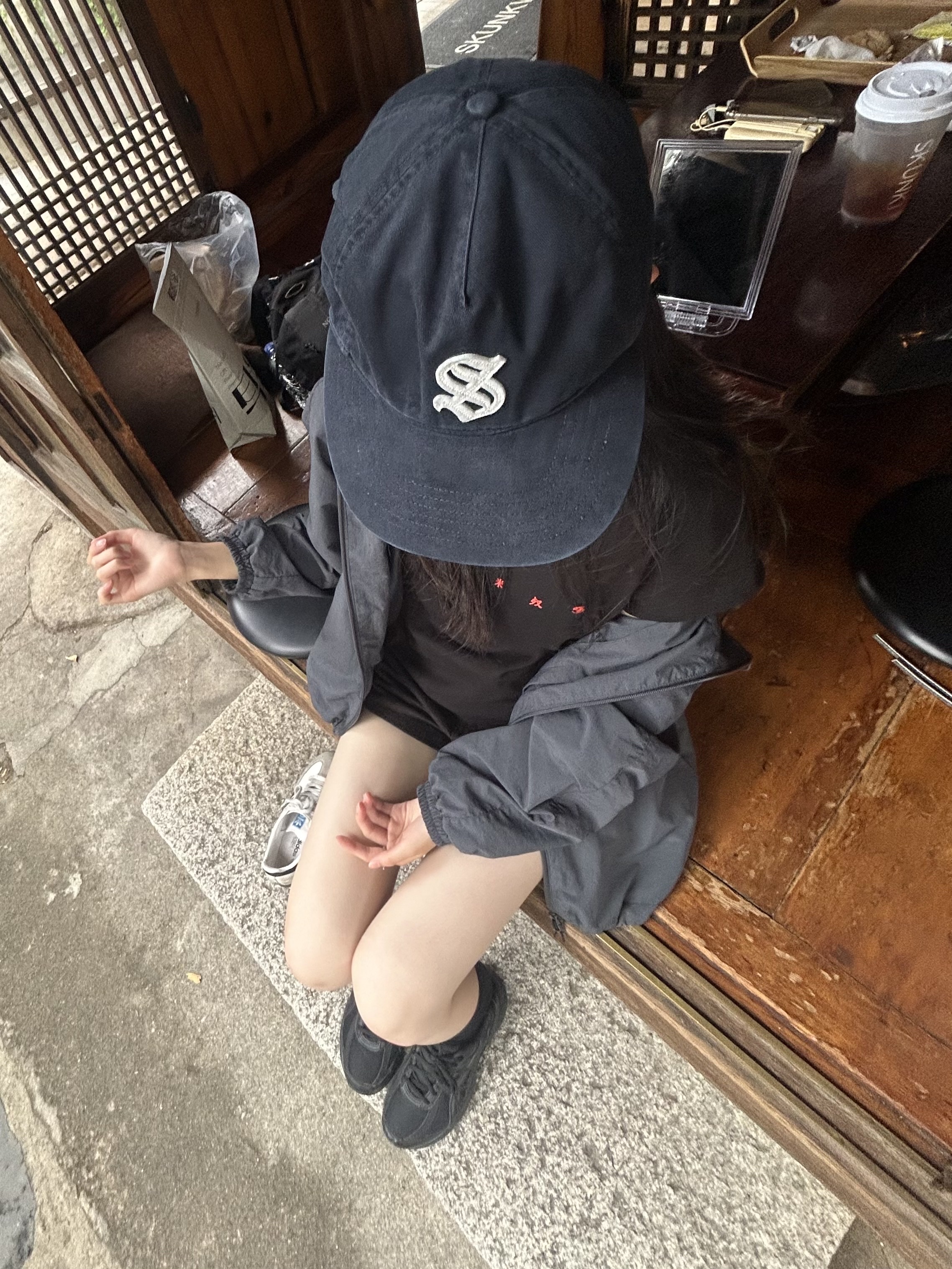 Sunday Ceremony Old English Applique Logo Cap - Navy 착용 스타일 - 1