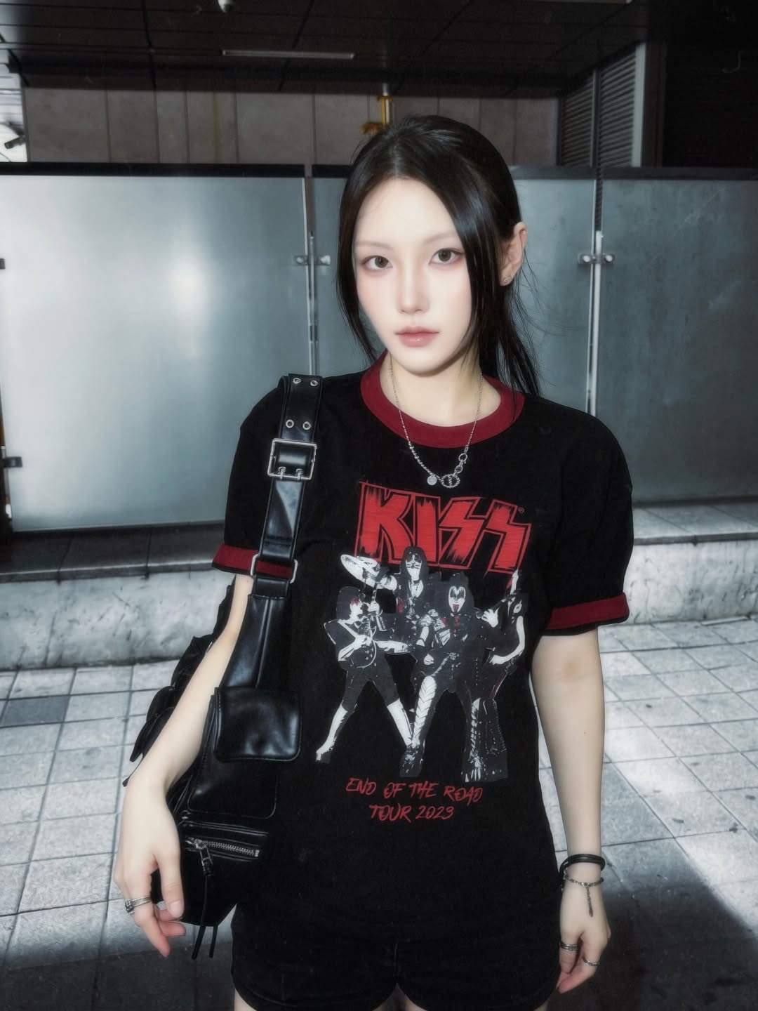 MAINBOOTH X KISS End of the Road T-shirt Black 착용 스타일 - 6