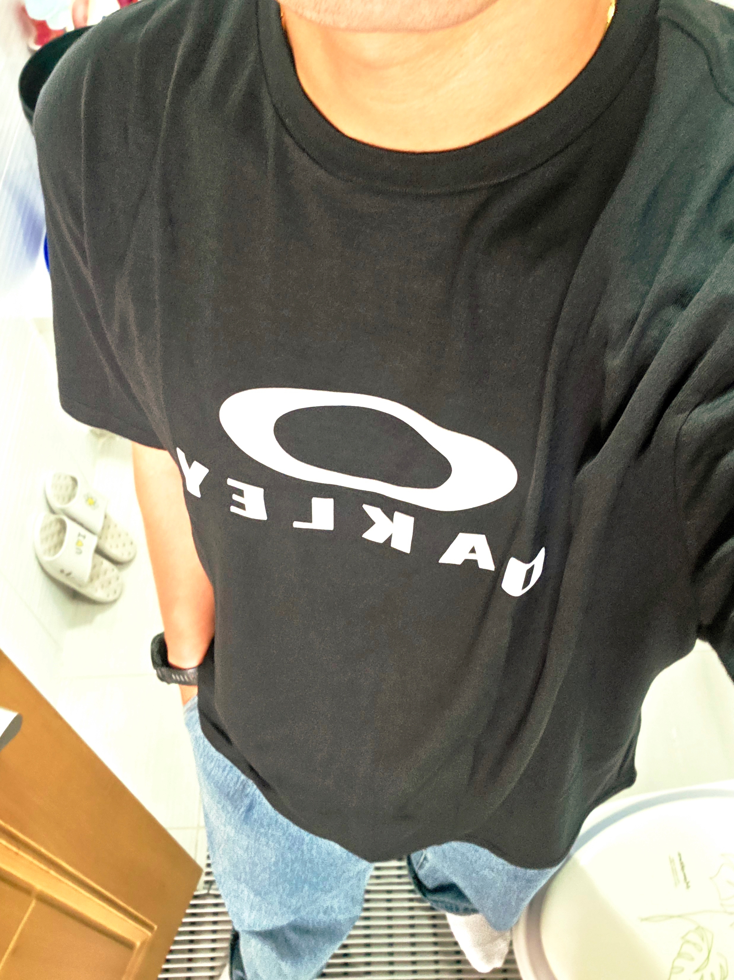 Oakley O Bark 2.0 T-Shirt Blackout 착용 스타일 - 2