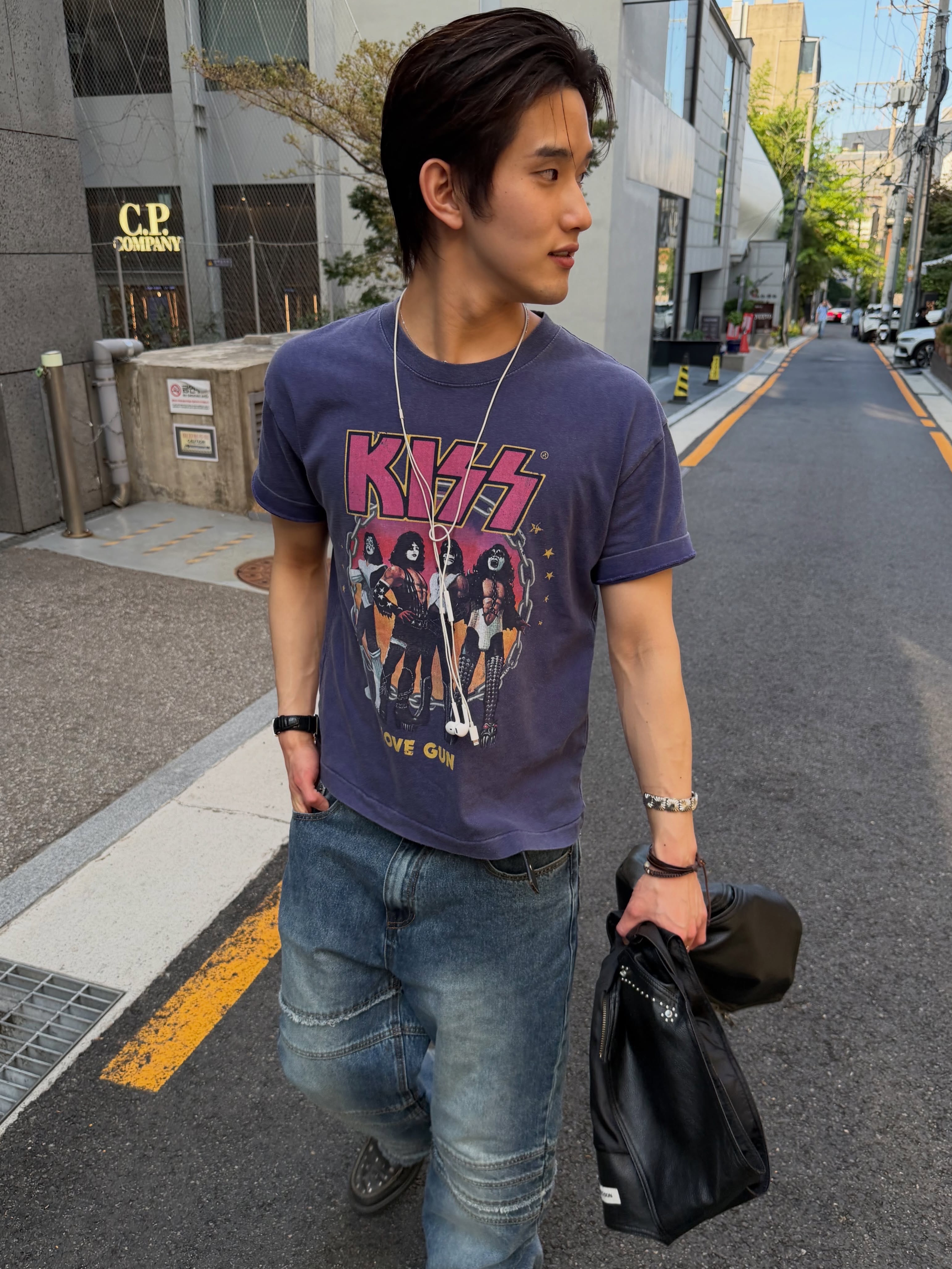 MAINBOOTH X KISS Love Gun T-shirt Deep Purple 착용 스타일 - 1