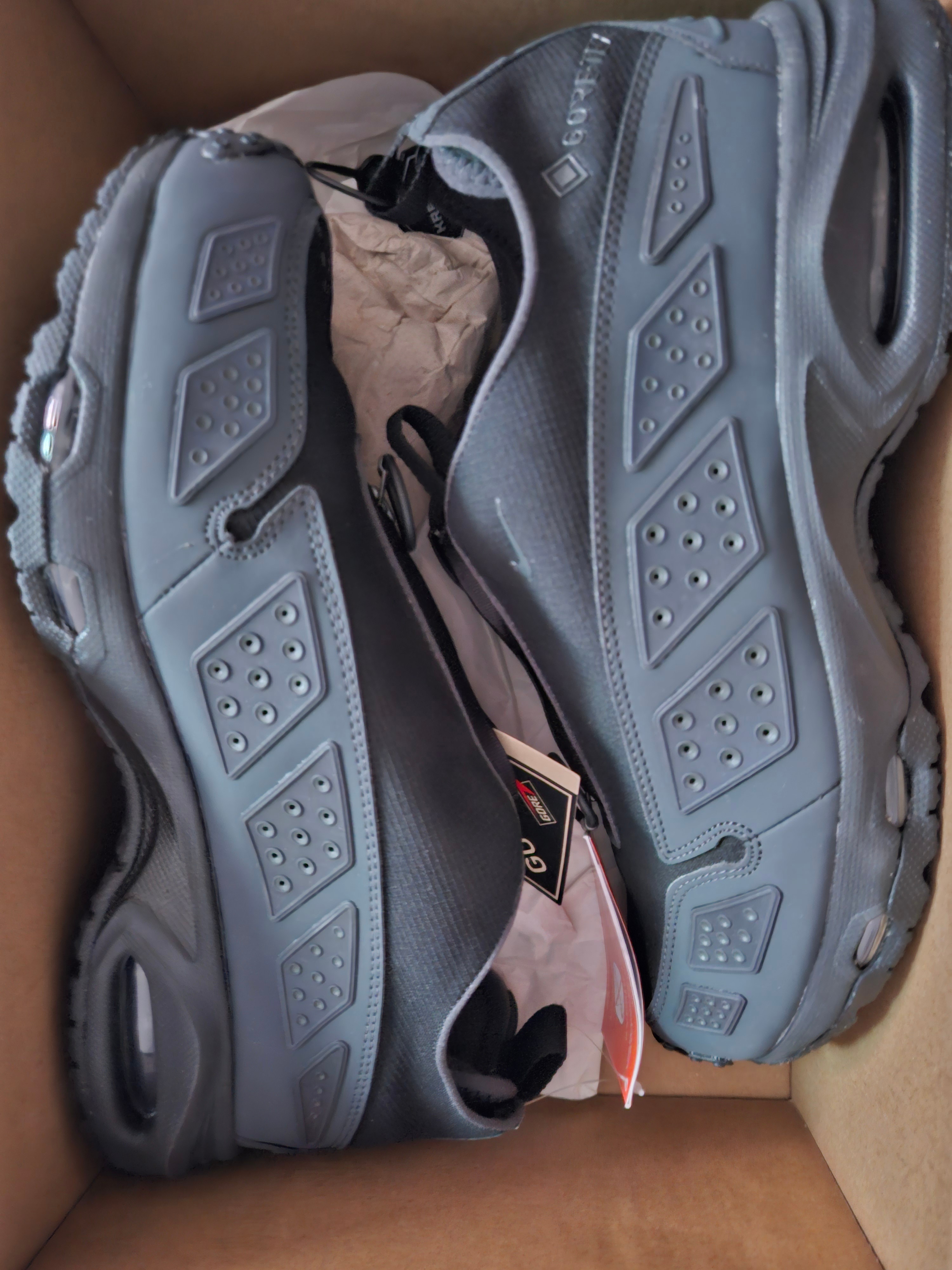 (W) Nike Air Max SNDR Gore-Tex Black and Dark Smoke Grey 착용 스타일