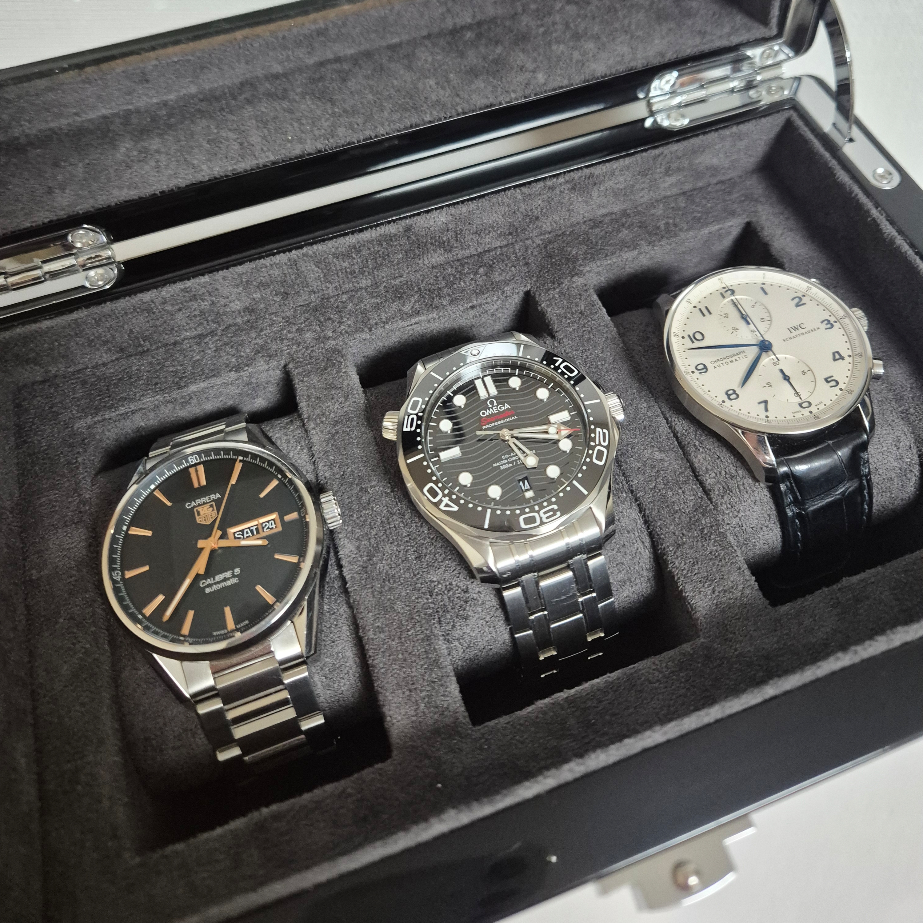Omega Seamaster Diver 300M Co Axial Master Chronometer Steel Black, TAG Heuer Carrera Day-Date Automatic 41mm Steel Black 착용 스타일