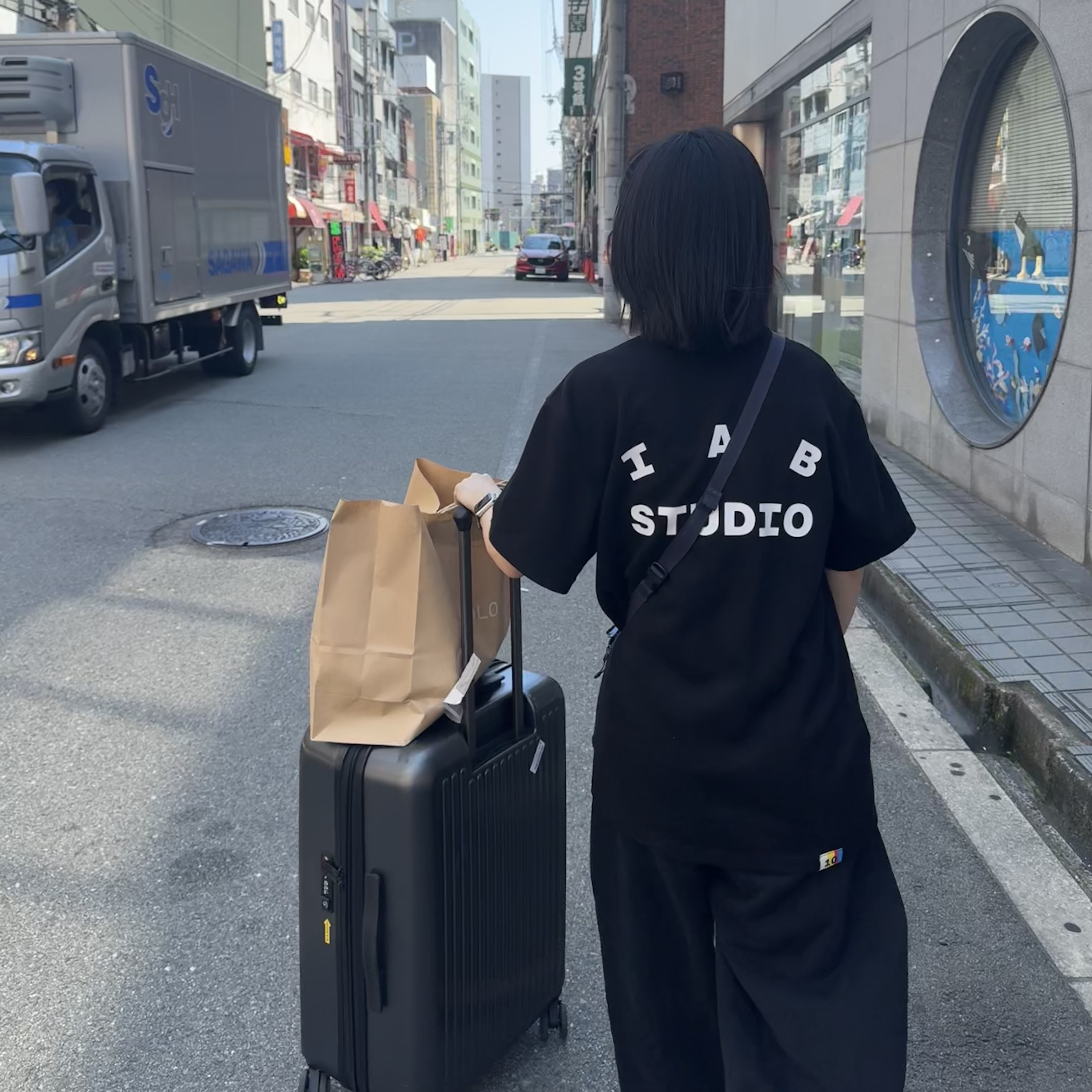 IAB Studio 10th Anniversary T-Shirt Black 착용 스타일