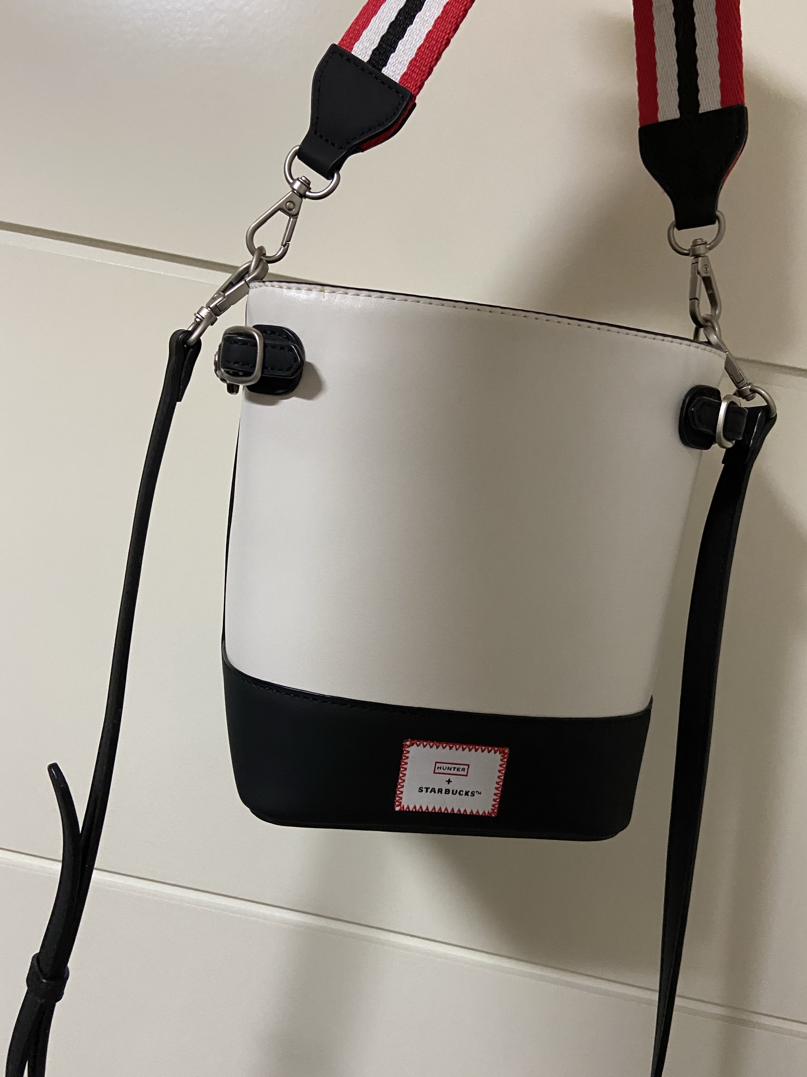 Starbucks x Hunter Rainy Mini Bucket Bag Cream 착용 스타일