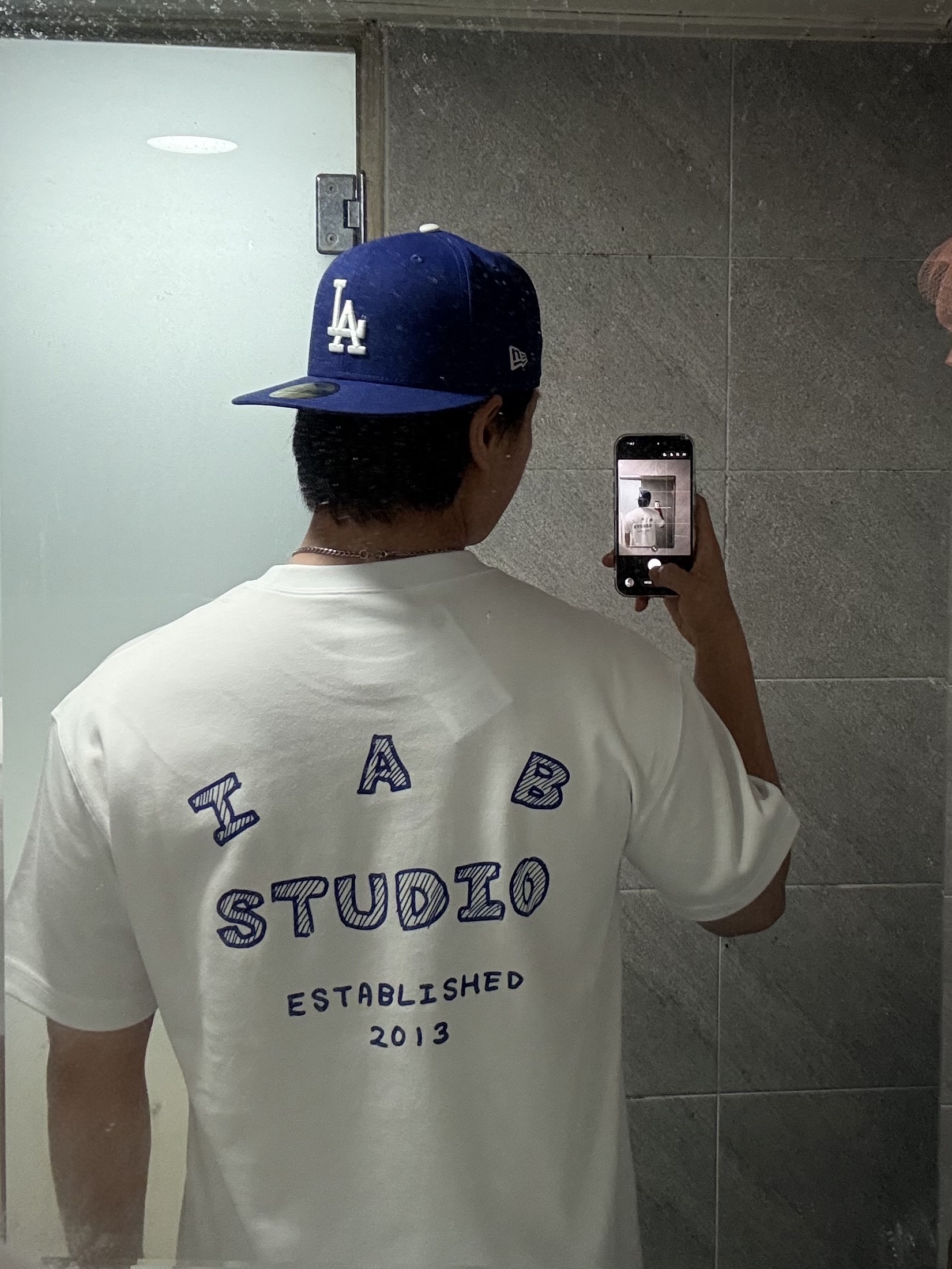 IAB Studio Sketch T-shirt White 착용 스타일 - 3