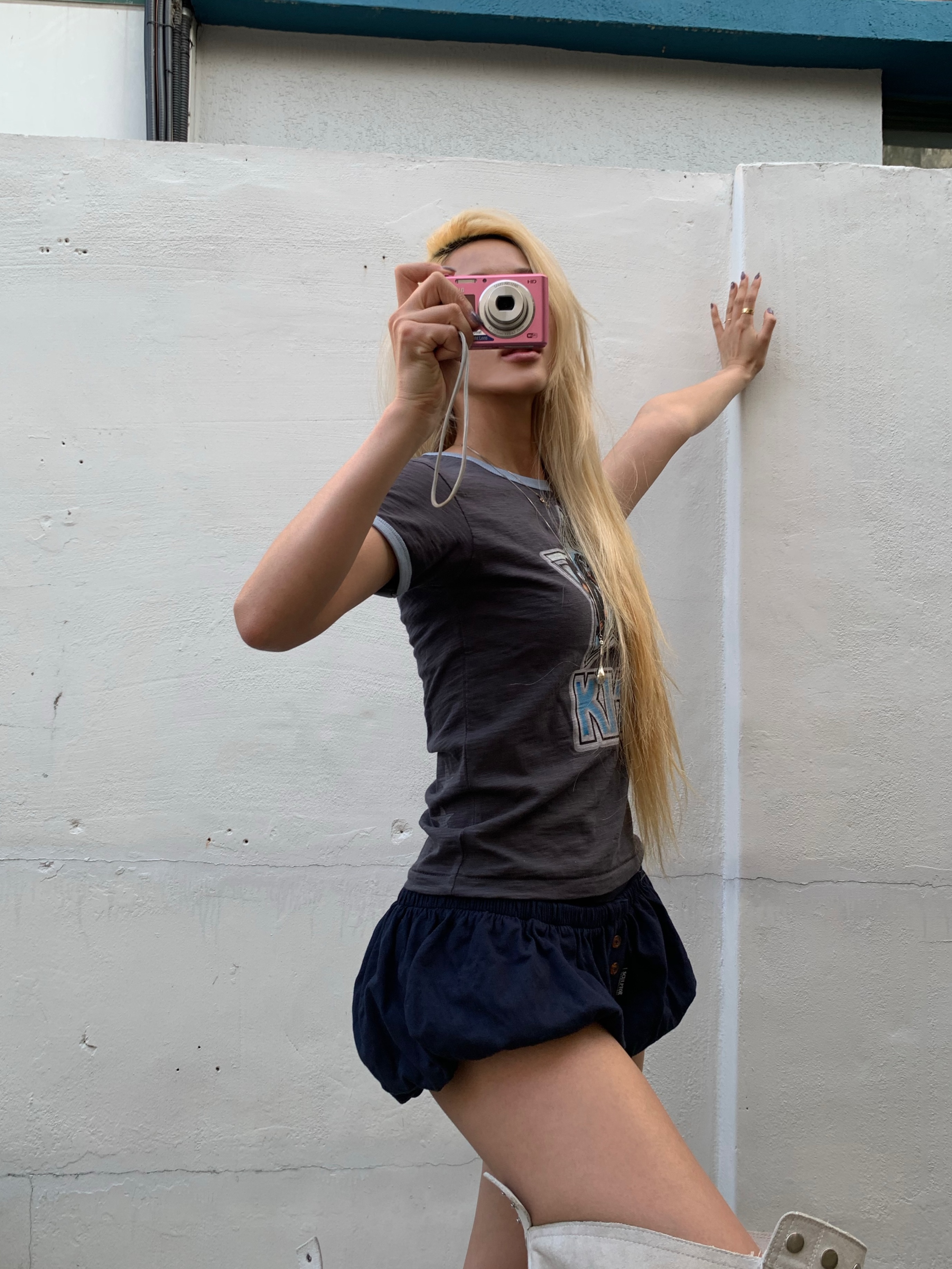 MAINBOOTH X KISS Woman Star T-shirt Charcoal 착용 스타일 - 3