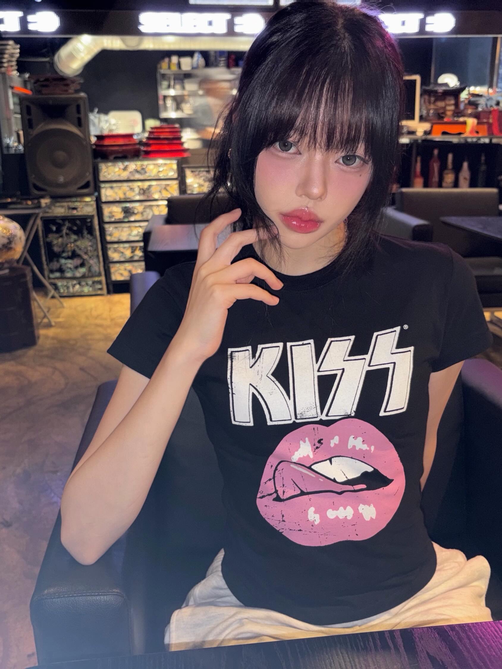 MAINBOOTH X KISS Woman Vintage Lip T-shirt Black 착용 스타일 - 3