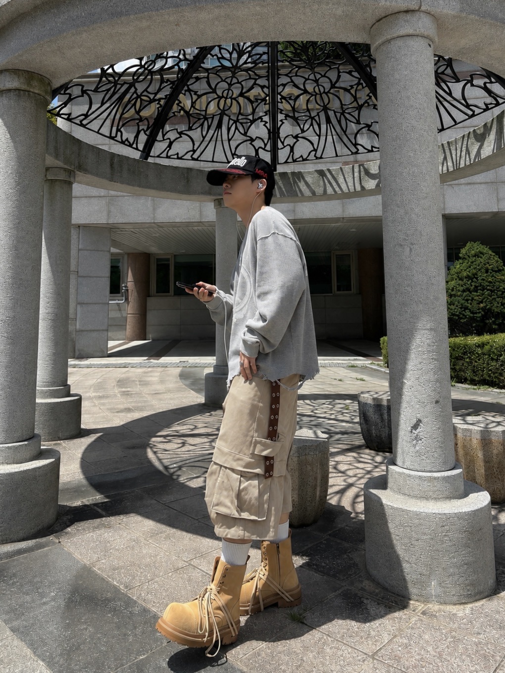 MJD Distressed Waffle Long Sleeve Melange Grey, Kamien Titan Bermuda Pants Beige 착용 스타일 - 1