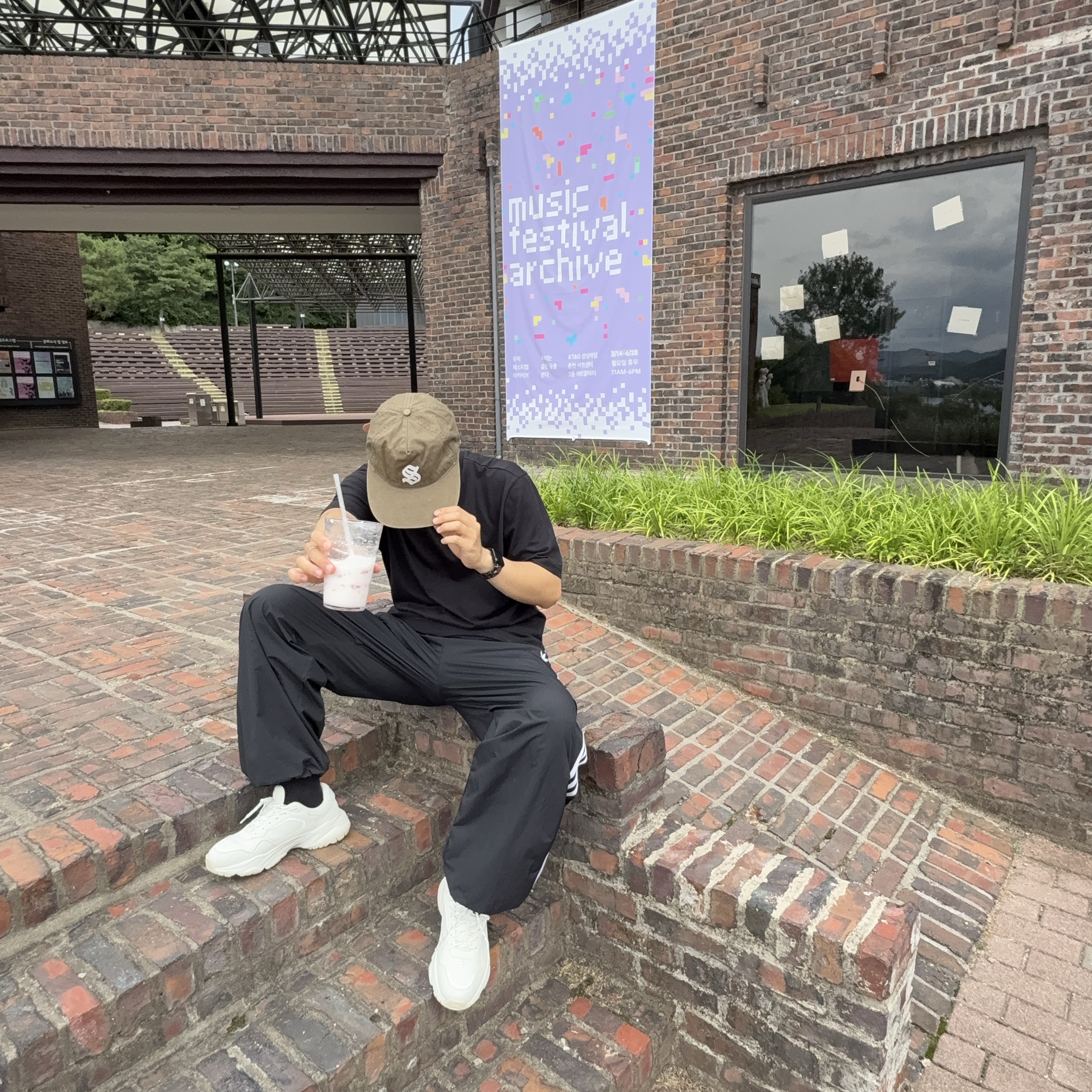 Sunday Ceremony Old English Applique Logo Cap - Light Brown, Diesel Wired Earbuds Silver (Korean Ver.) 착용 스타일 - 2