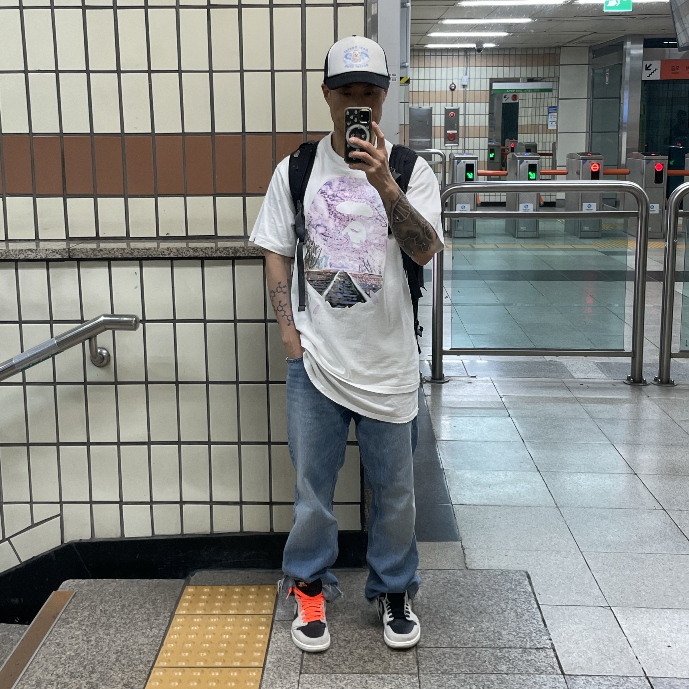 BAPE Sakura Photo Ape Head T-Shirt White, Jordan 1 Retro High Neutral Grey Hyper Crimson 착용 스타일