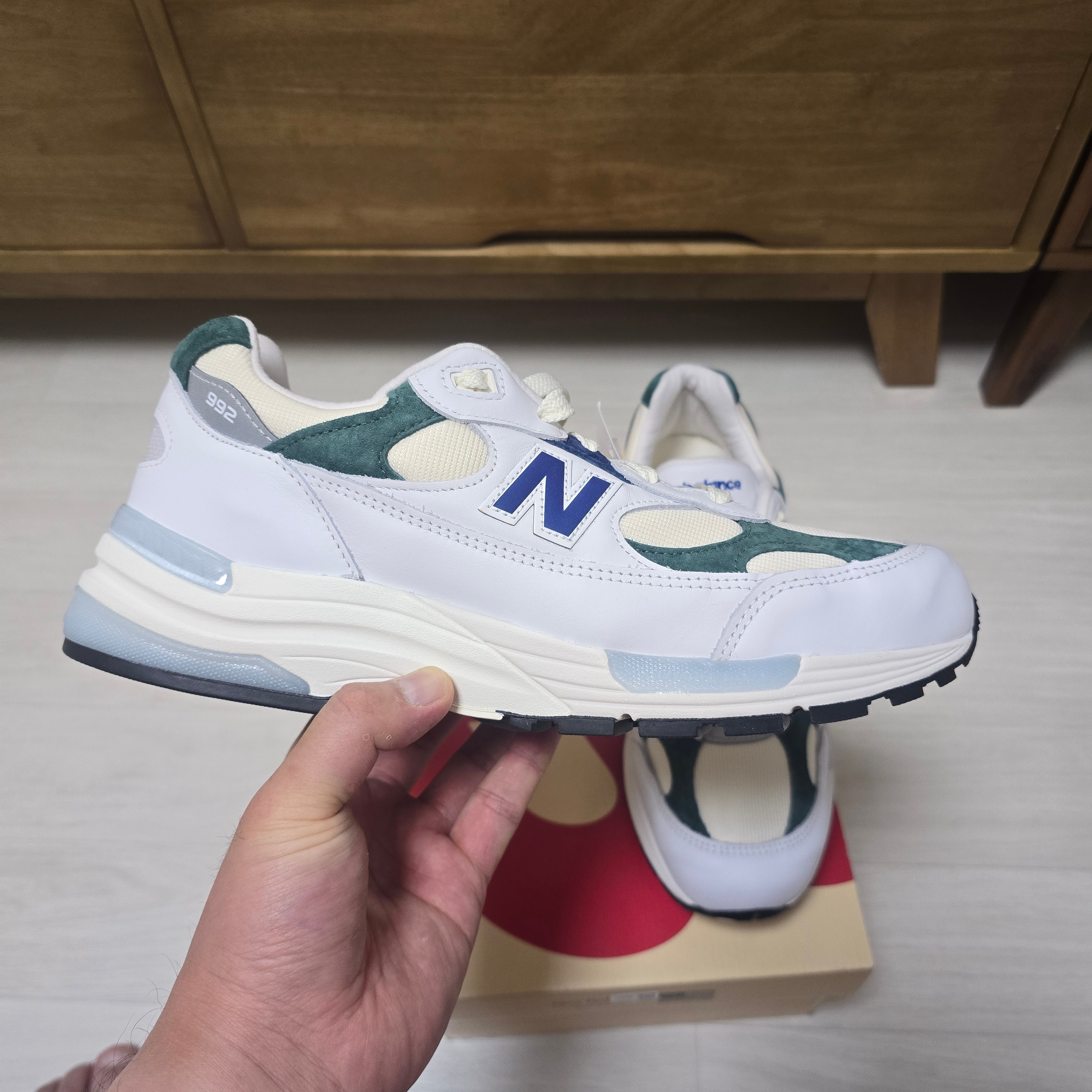 New Balance 992 Made in USA Marsh Green 착용 스타일 - 3
