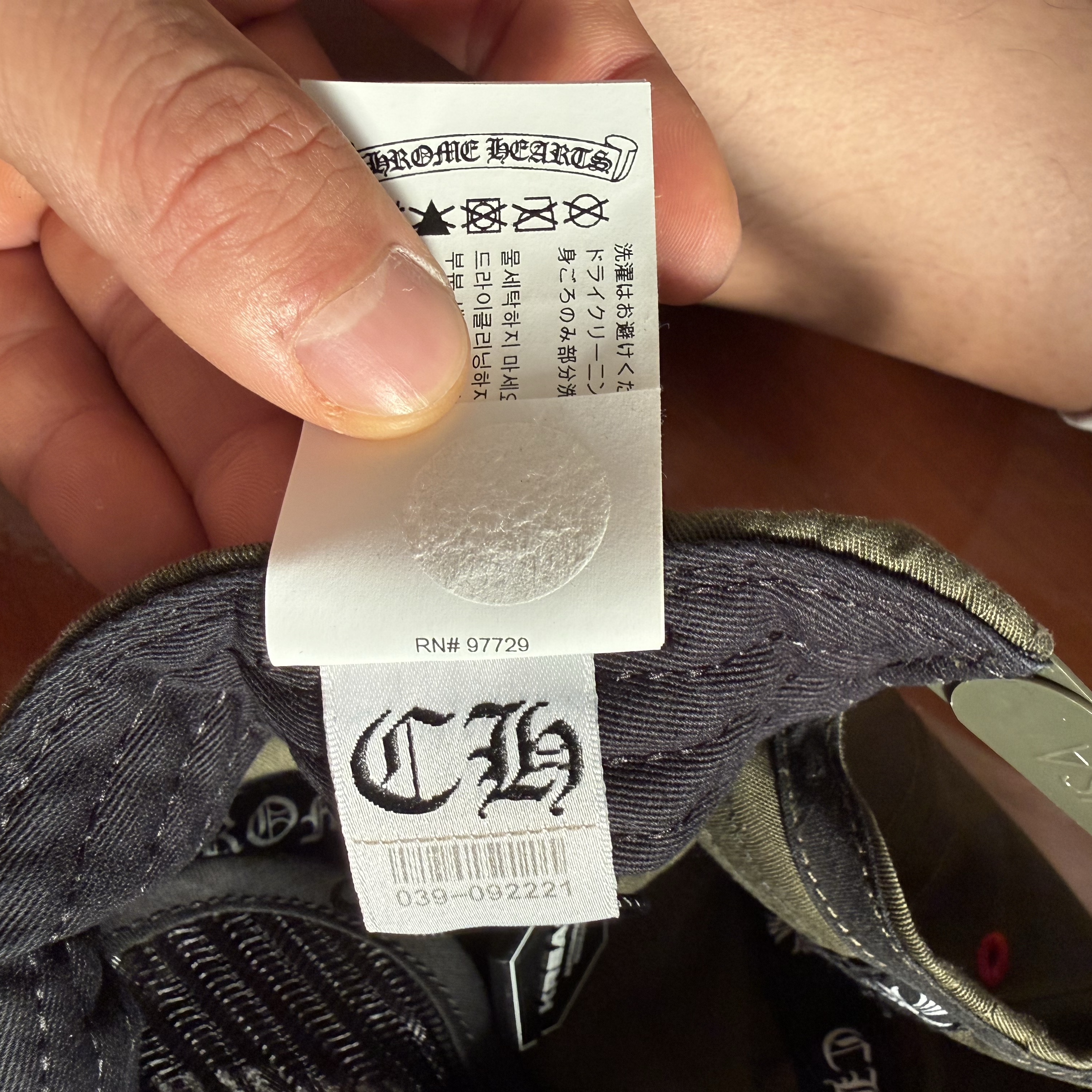 Chrome Hearts Gas Station Cemetery Trucker Hat Olive 착용 스타일 - 1