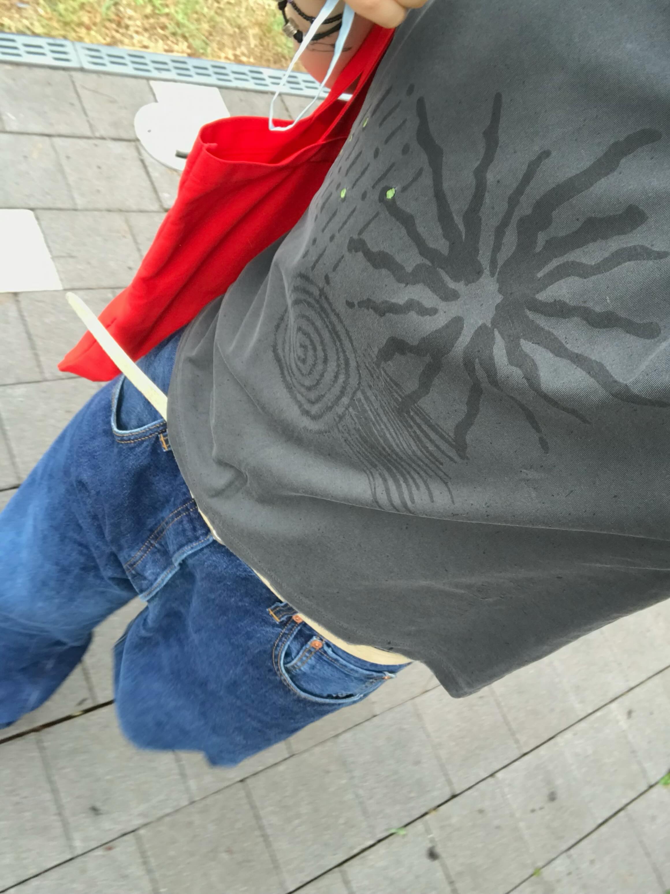 MAINBOOTH Signal T-shirt Charcoal 착용 스타일 - 2