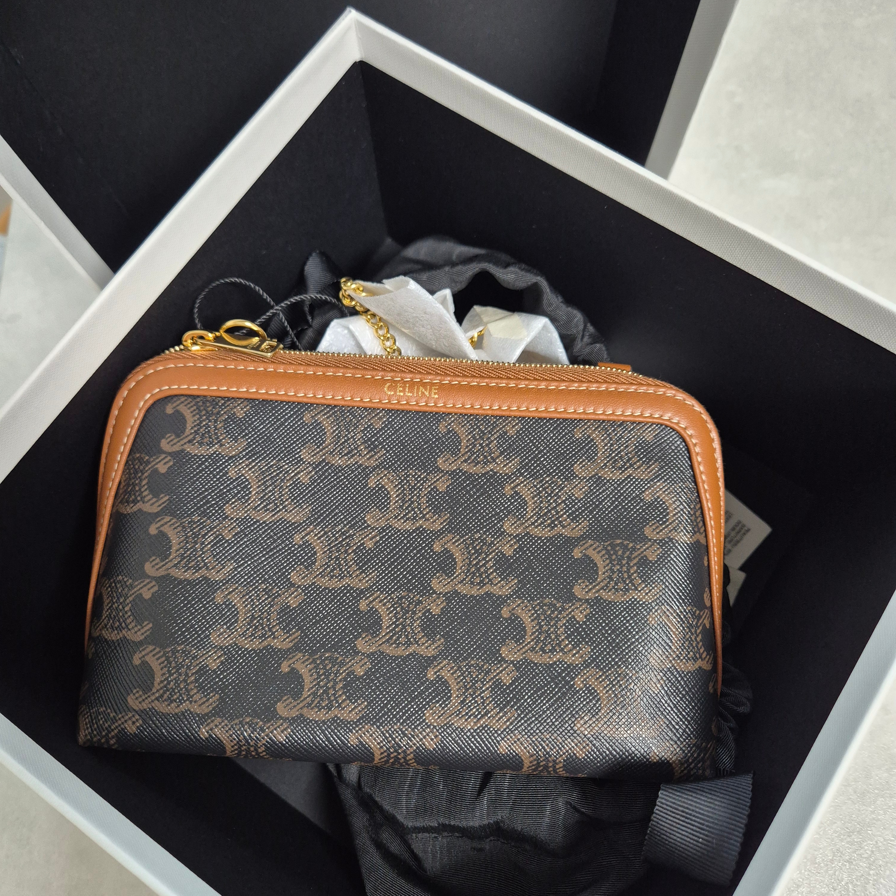 Celine Clutch with Chain in Triomphe Canvas and Lambskin Tan 착용 스타일 - 1