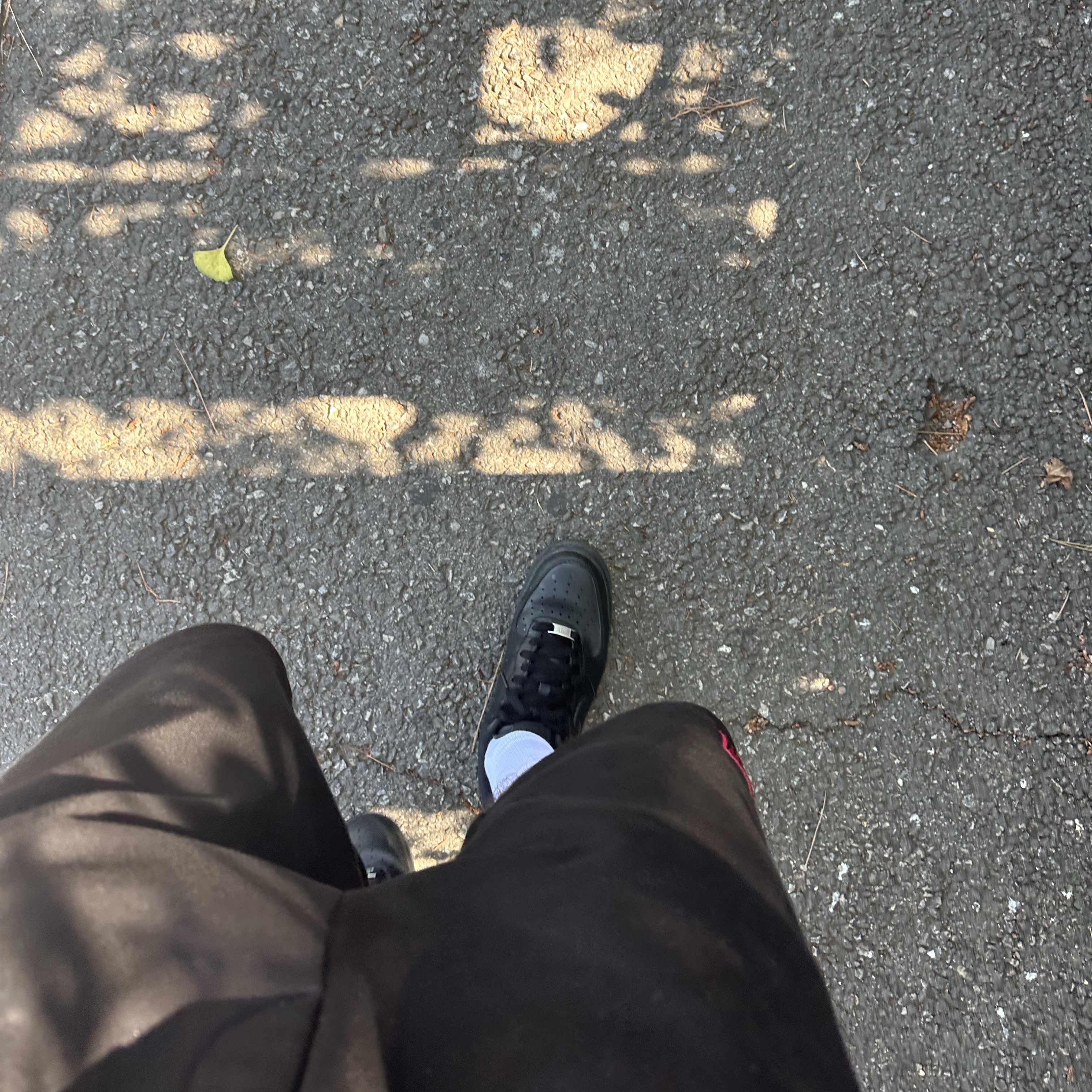 Nike Air Force 1 '07 Low Triple Black 착용 스타일