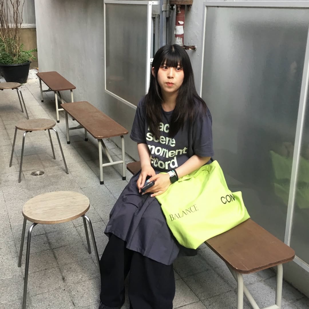SLOW RECORD HOUSE Archive Typo T-Shirt Charcoal 착용 스타일 - 3