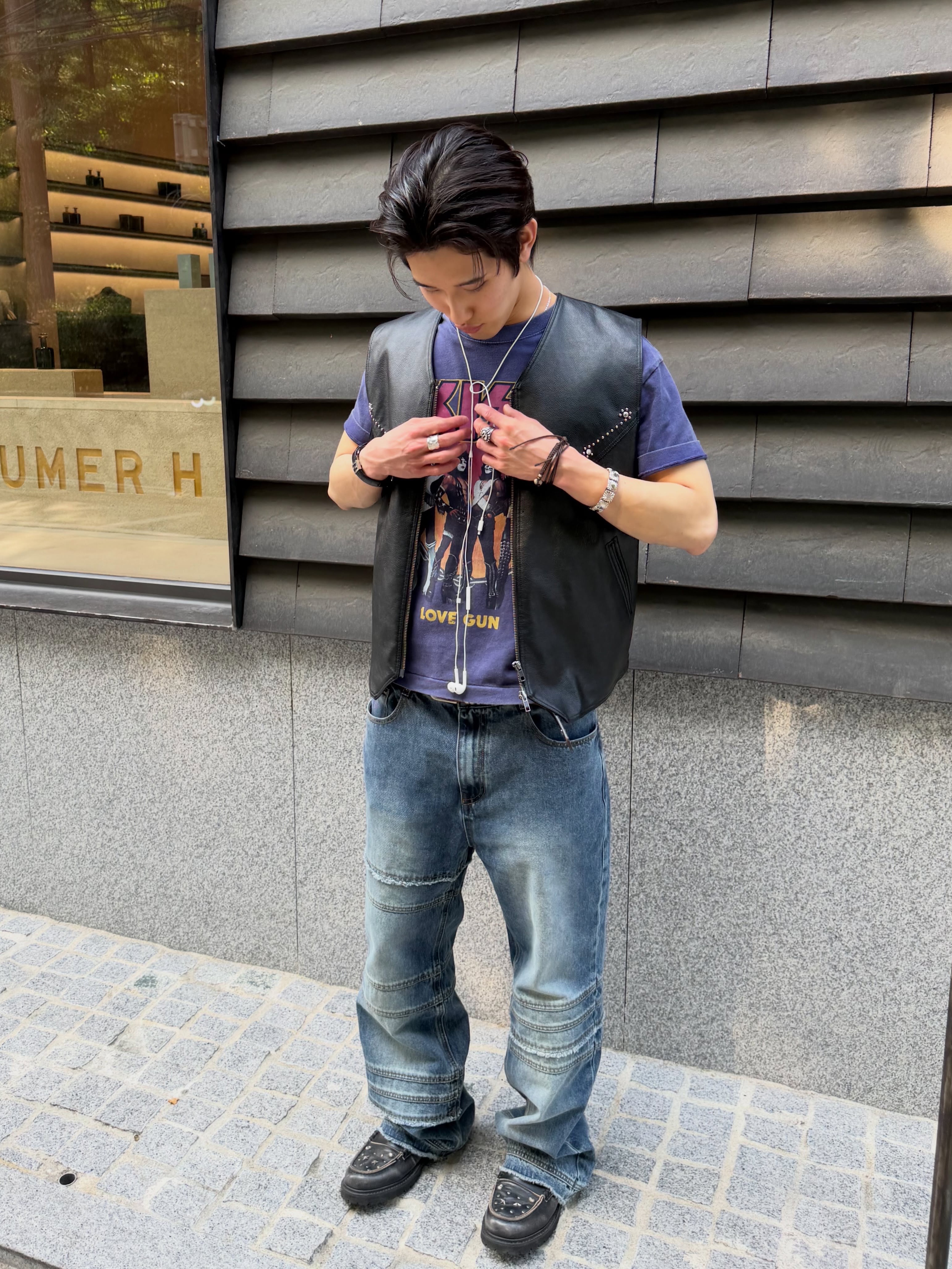 MAINBOOTH X KISS Love Gun T-shirt Deep Purple 착용 스타일 - 4