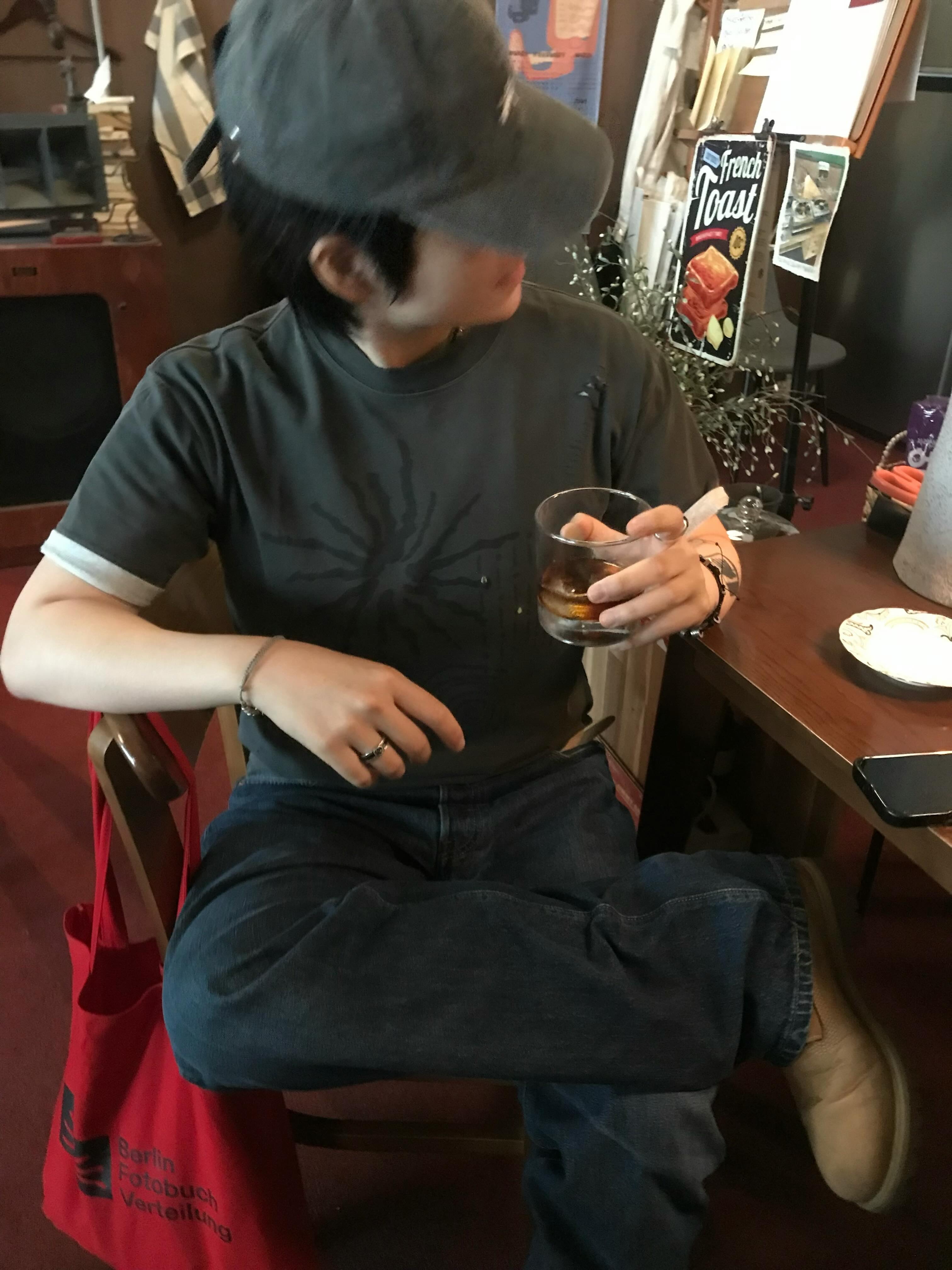 MAINBOOTH Signal T-shirt Charcoal 착용 스타일 - 3