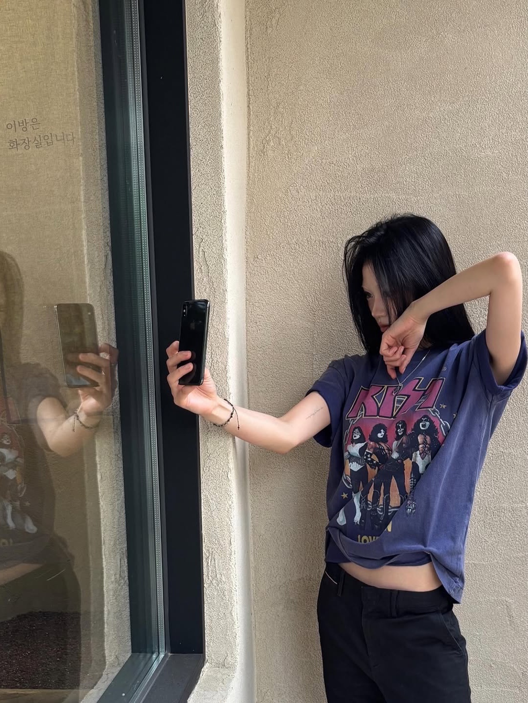 MAINBOOTH X KISS Love Gun T-shirt Deep Purple 착용 스타일 - 5