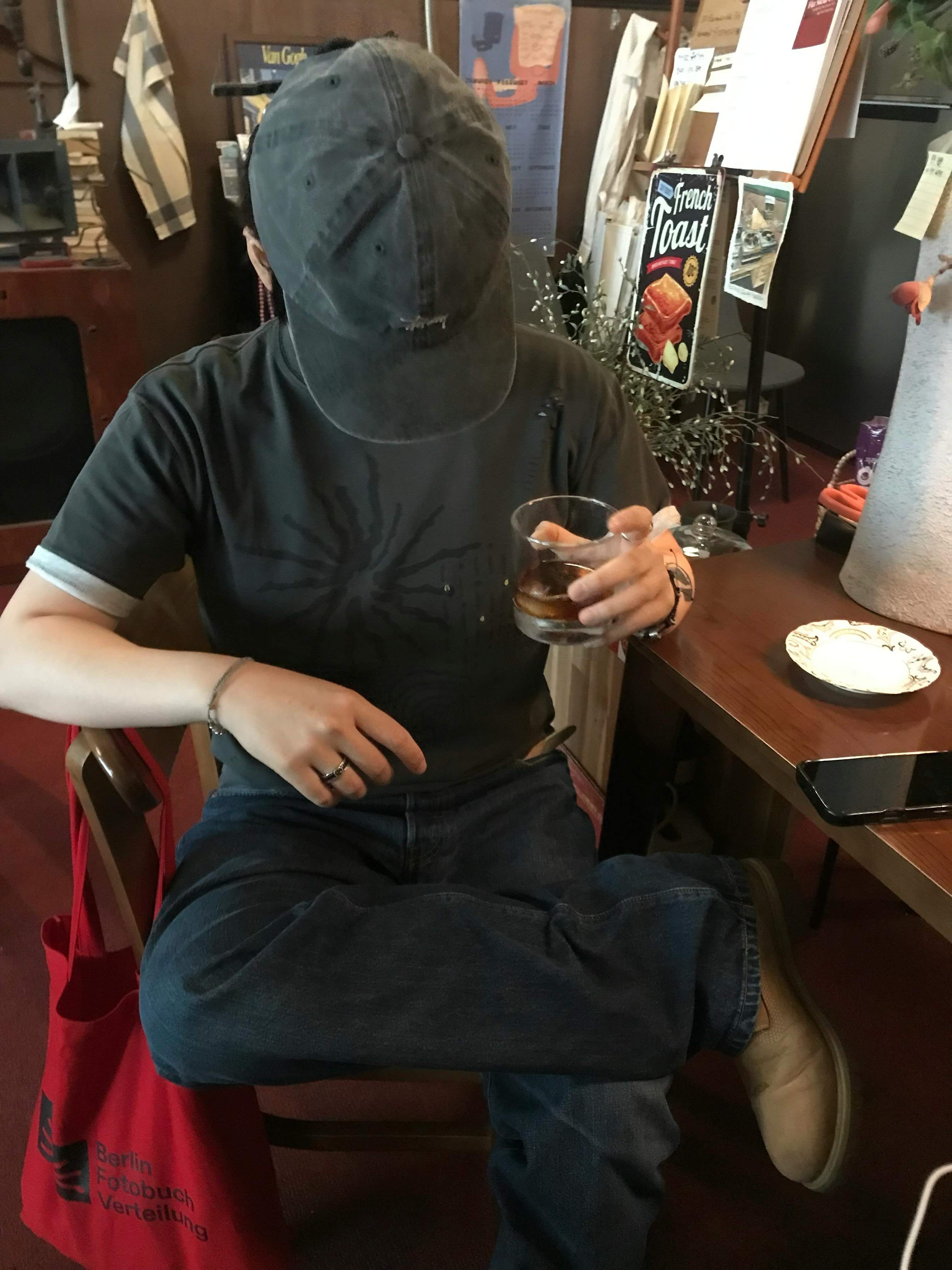 MAINBOOTH Signal T-shirt Charcoal 착용 스타일 - 4