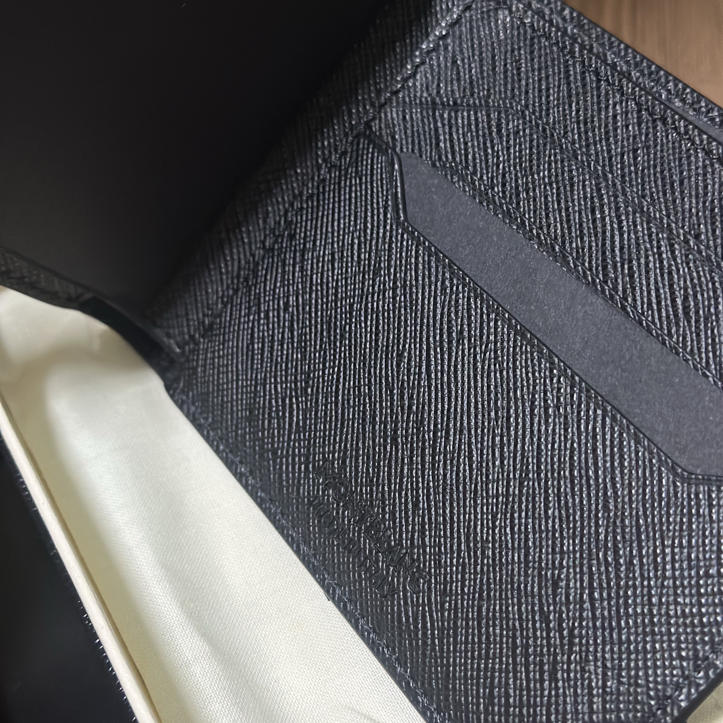 Montblanc Sartorial 6cc Wallet Black 착용 스타일 - 3