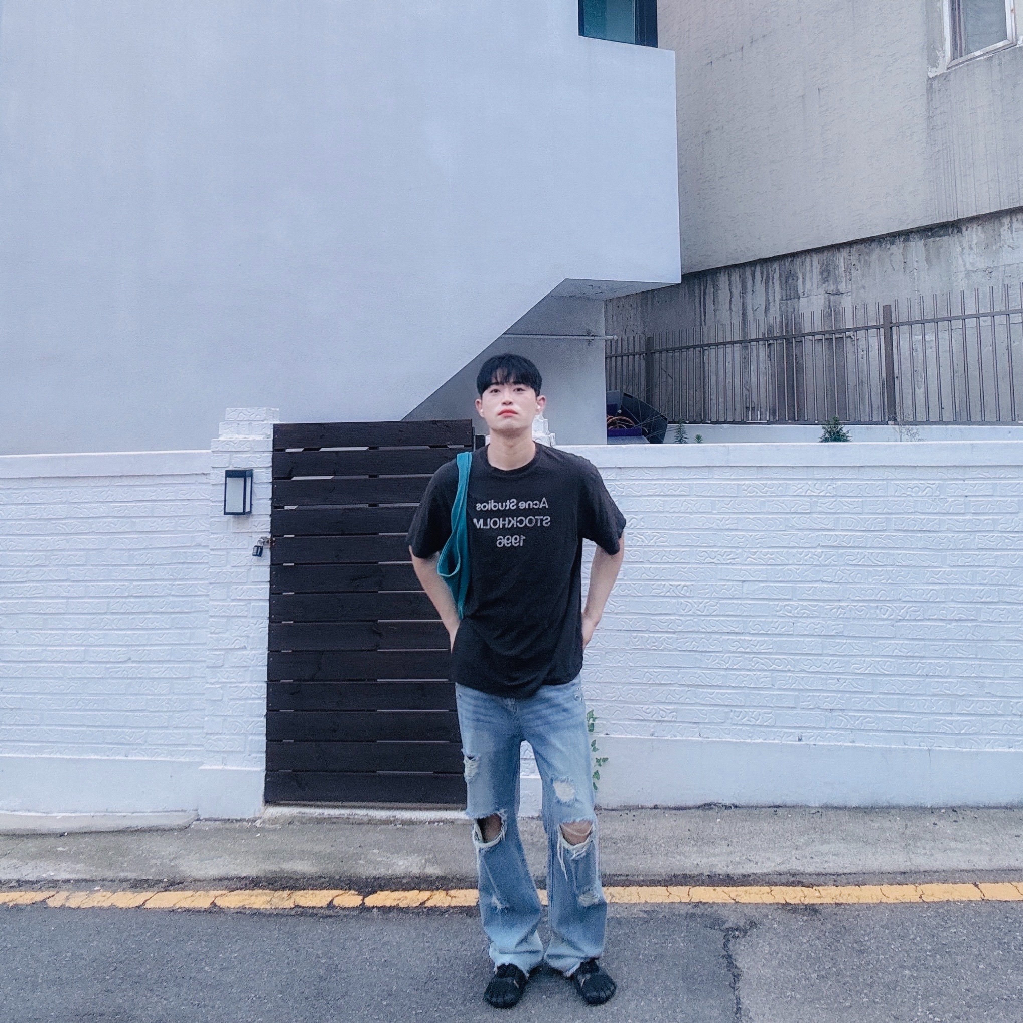Acne Studios Logo T-Shirt Fade Black, Vibram Fivefingers KSO Evo Black Black 착용 스타일 - 1